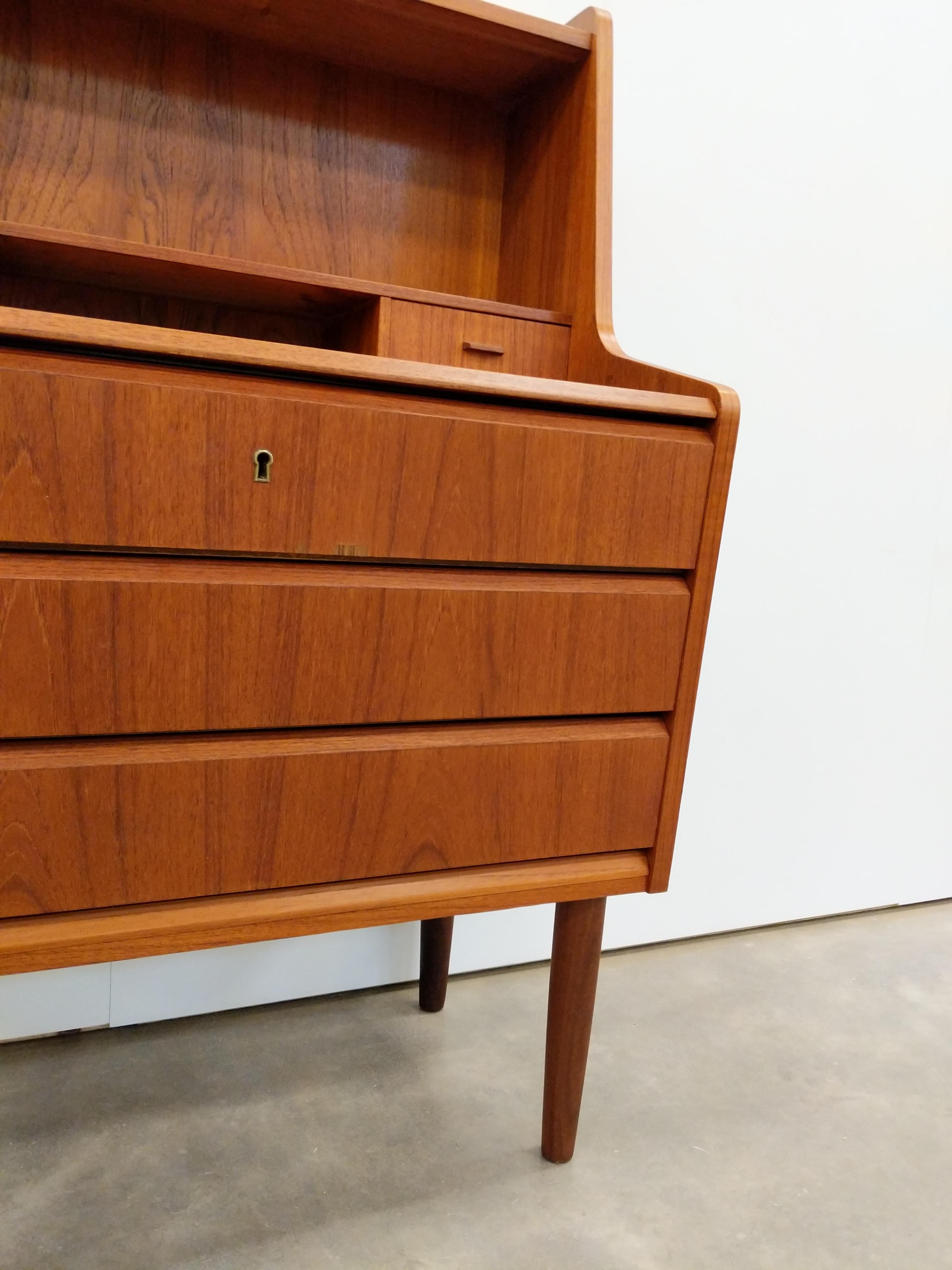 Teak Scrivania / Vanity d'epoca in teak danese della metà del secolo scorso in vendita