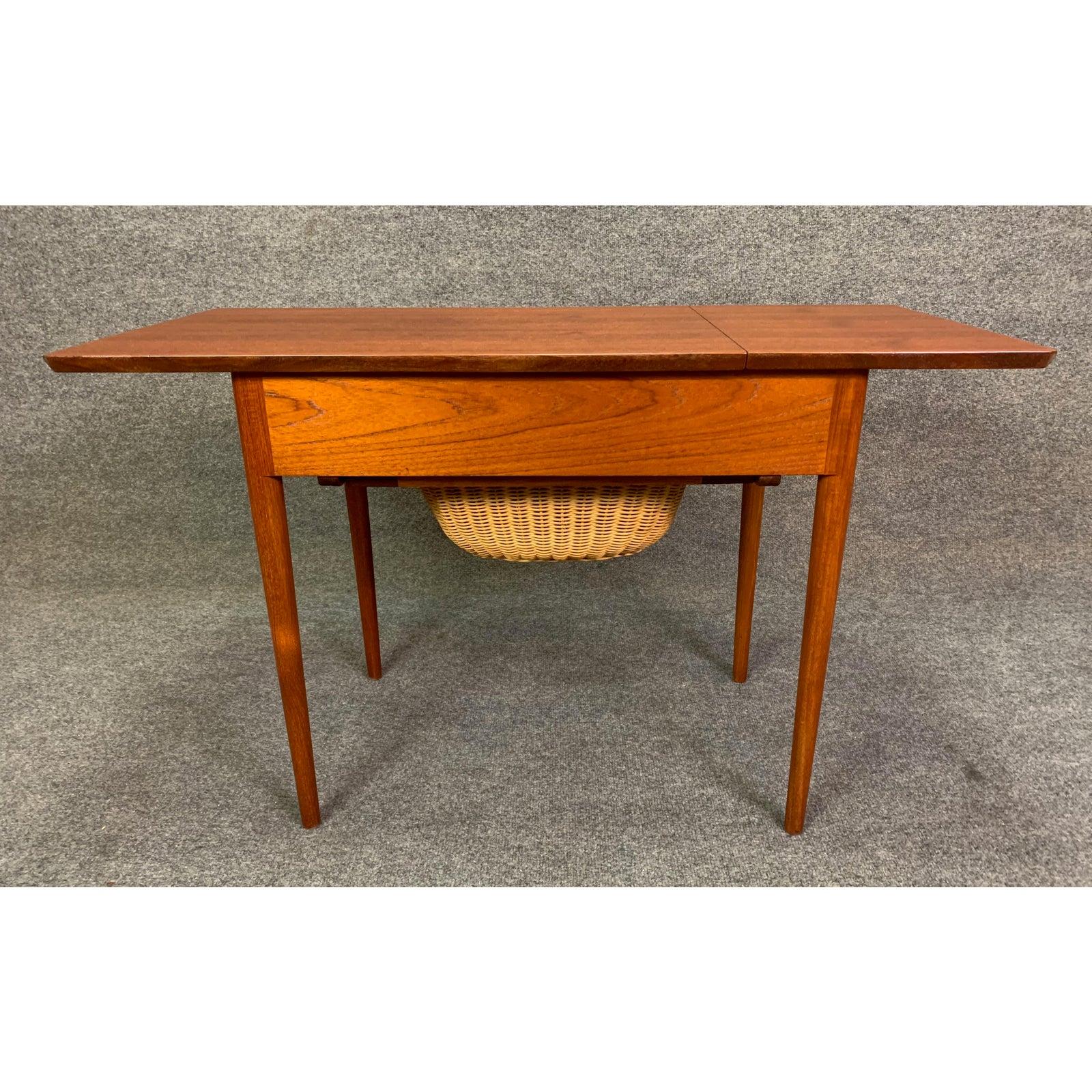 Vintage Danish Mid-Century Modern Teak Sewing Drop Leaf End Table In Good Condition For Sale In San Marcos, CA