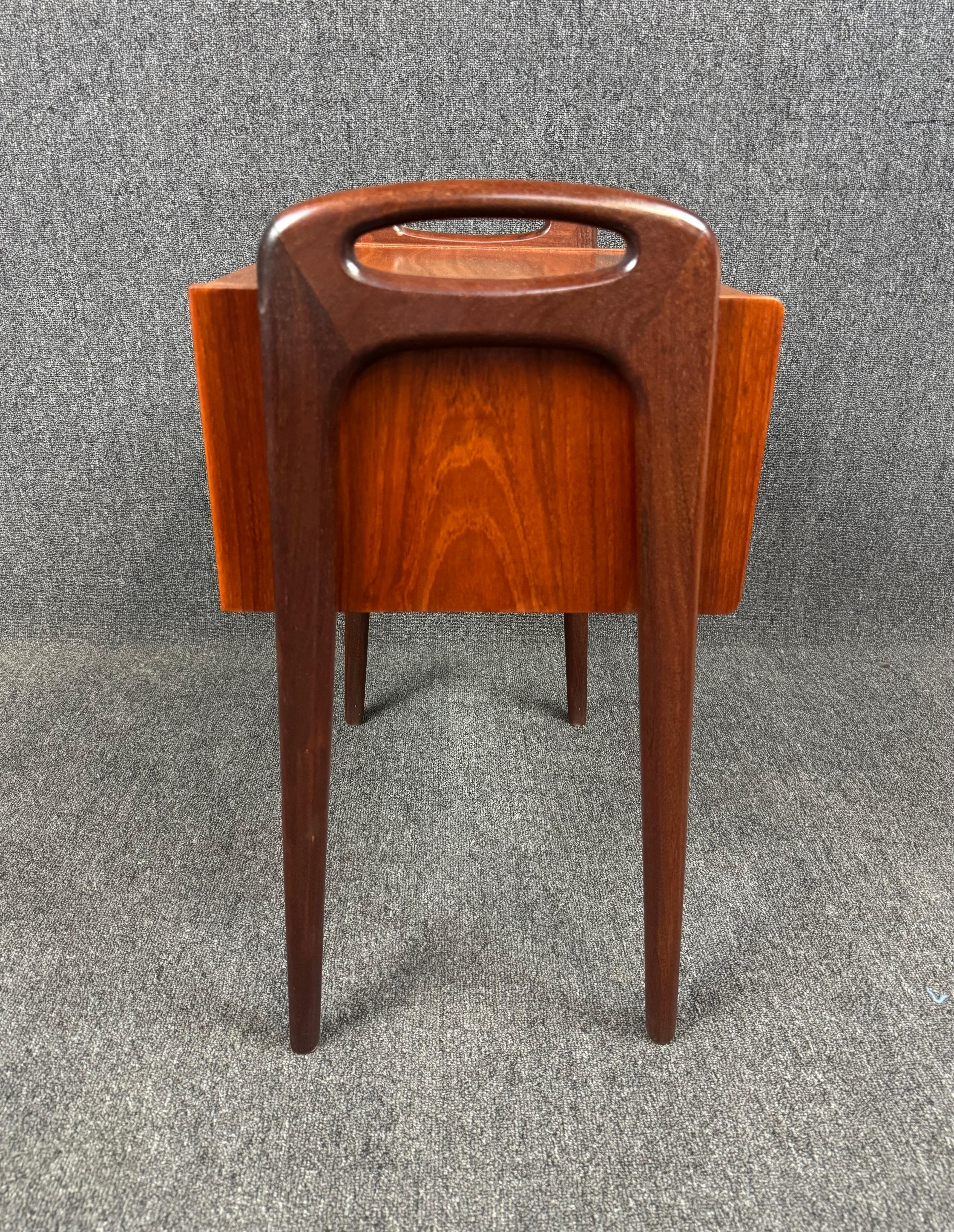 Aquí tienes una preciosa mesilla de noche escandinava de teca atribuida al famoso diseñador Johannes Andersen, Dinamarca, años 60.
Esta exquisita pieza de vitrina, importada recientemente de Europa a California antes de su repintado, presenta un
