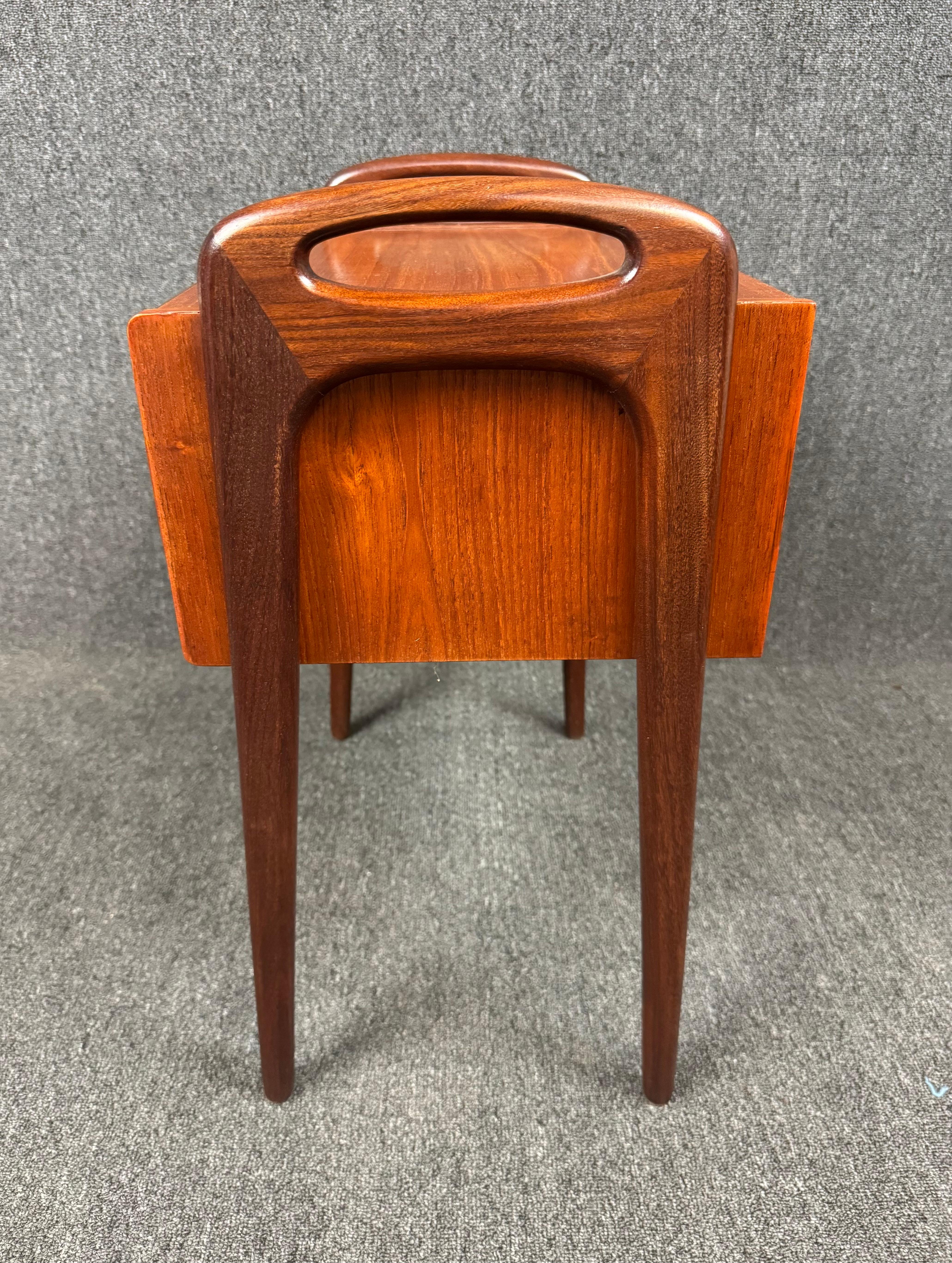 Mesa auxiliar vintage danesa de teca moderna de mediados de siglo atribuida a Johannes Anderse Escandinavo moderno en venta