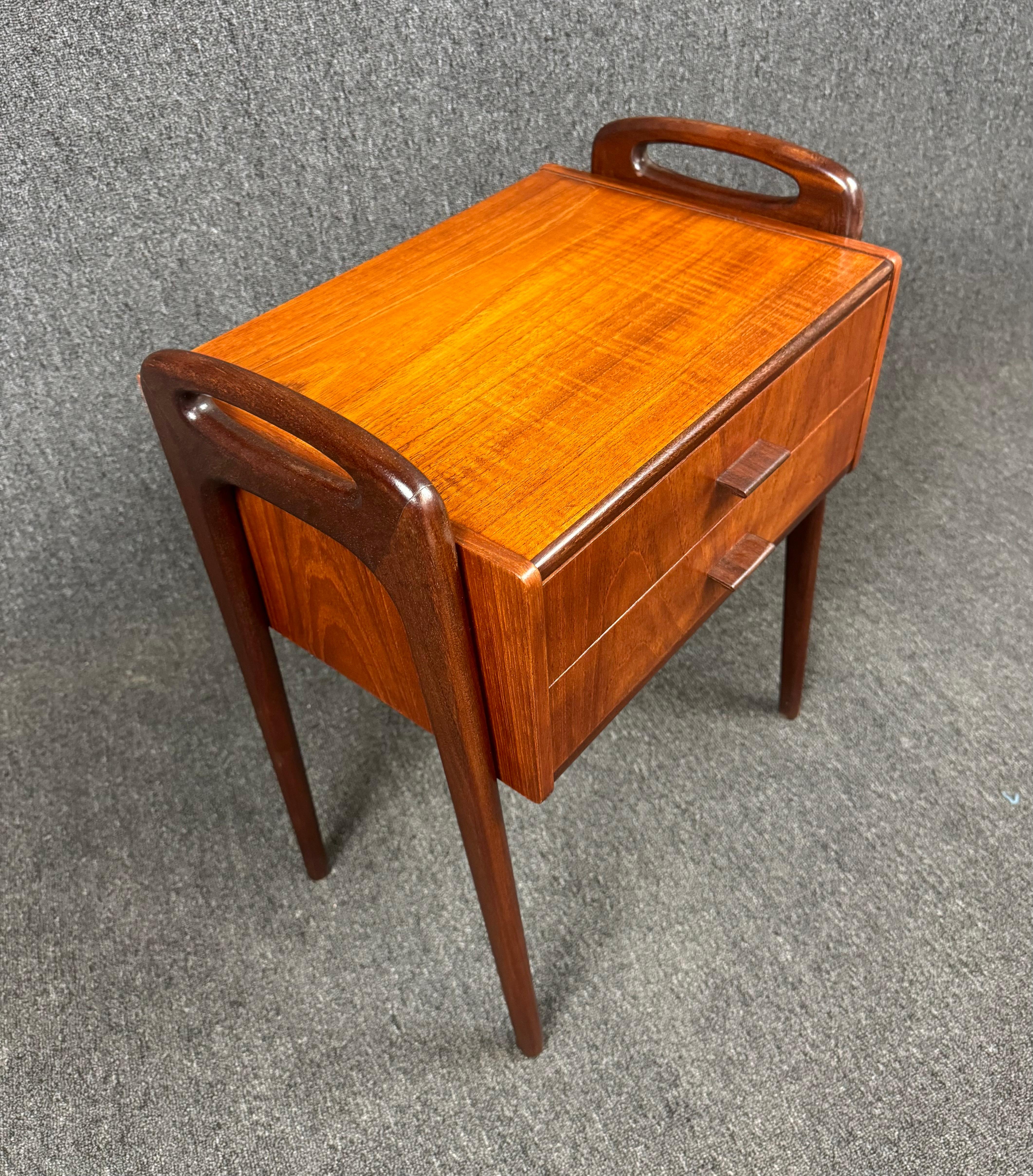 Mesa auxiliar vintage danesa de teca moderna de mediados de siglo atribuida a Johannes Anderse Danés en venta