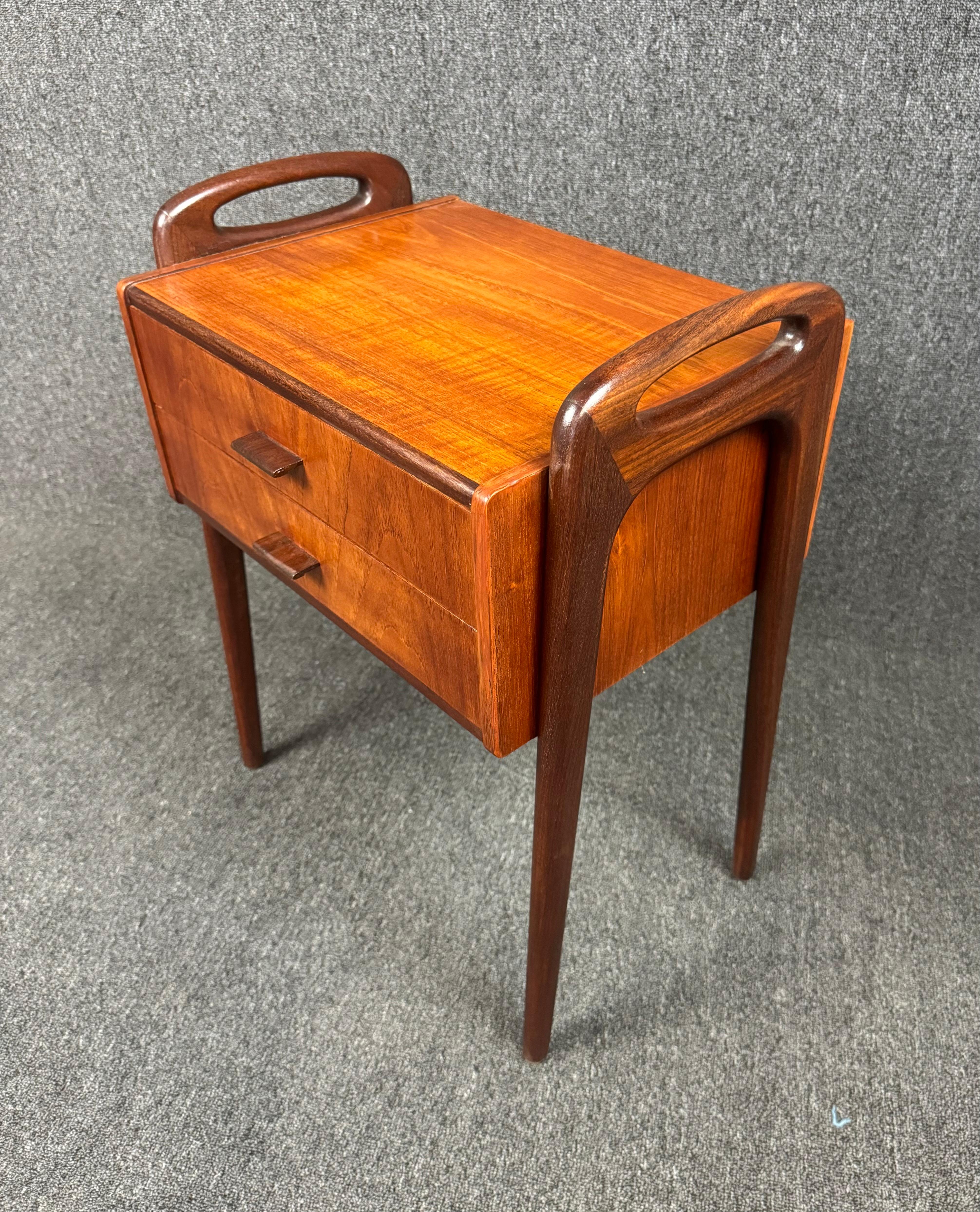 Mesa auxiliar vintage danesa de teca moderna de mediados de siglo atribuida a Johannes Anderse Carpintería en venta