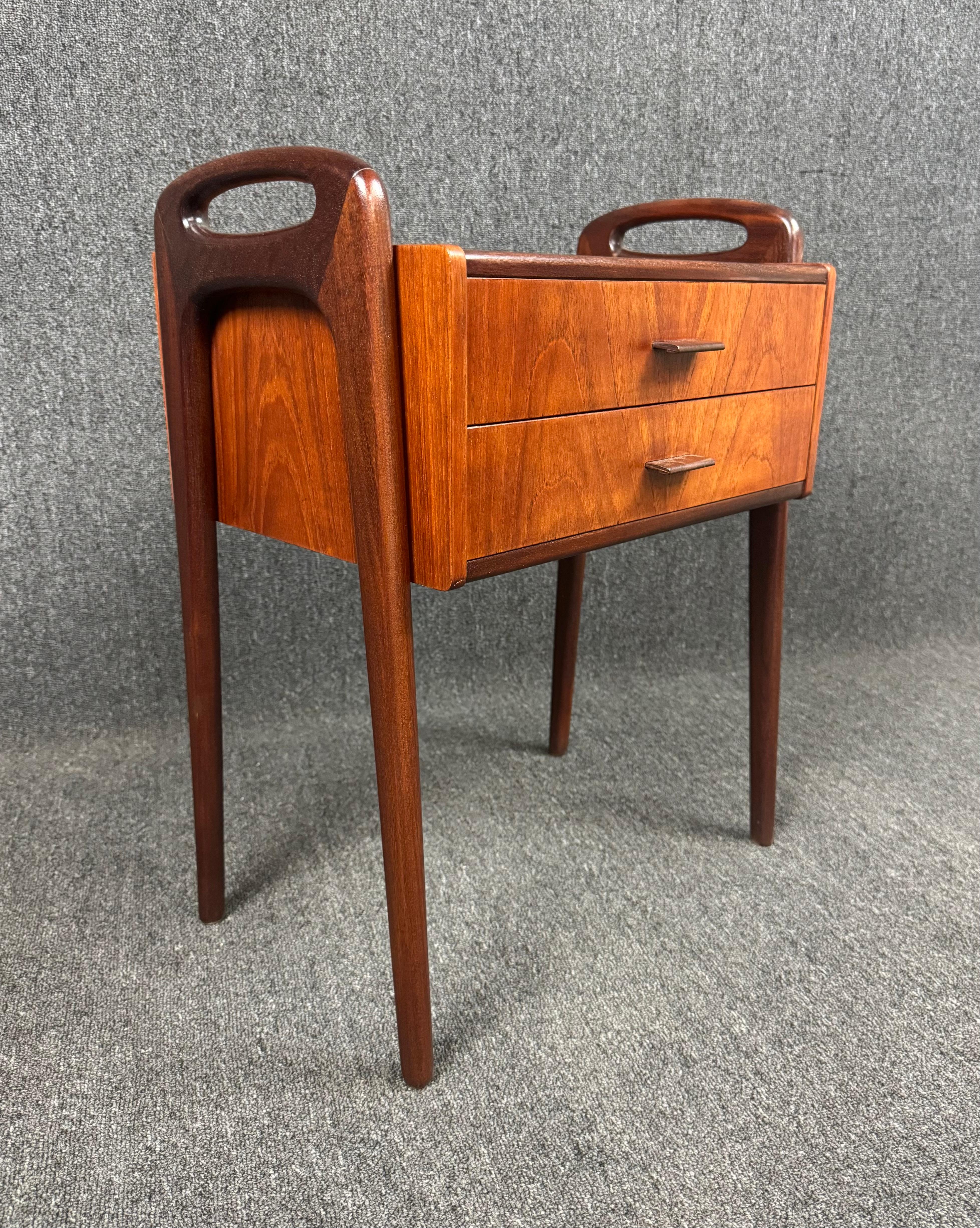 Mesa auxiliar vintage danesa de teca moderna de mediados de siglo atribuida a Johannes Anderse en Bueno estado para la venta en San Marcos, CA