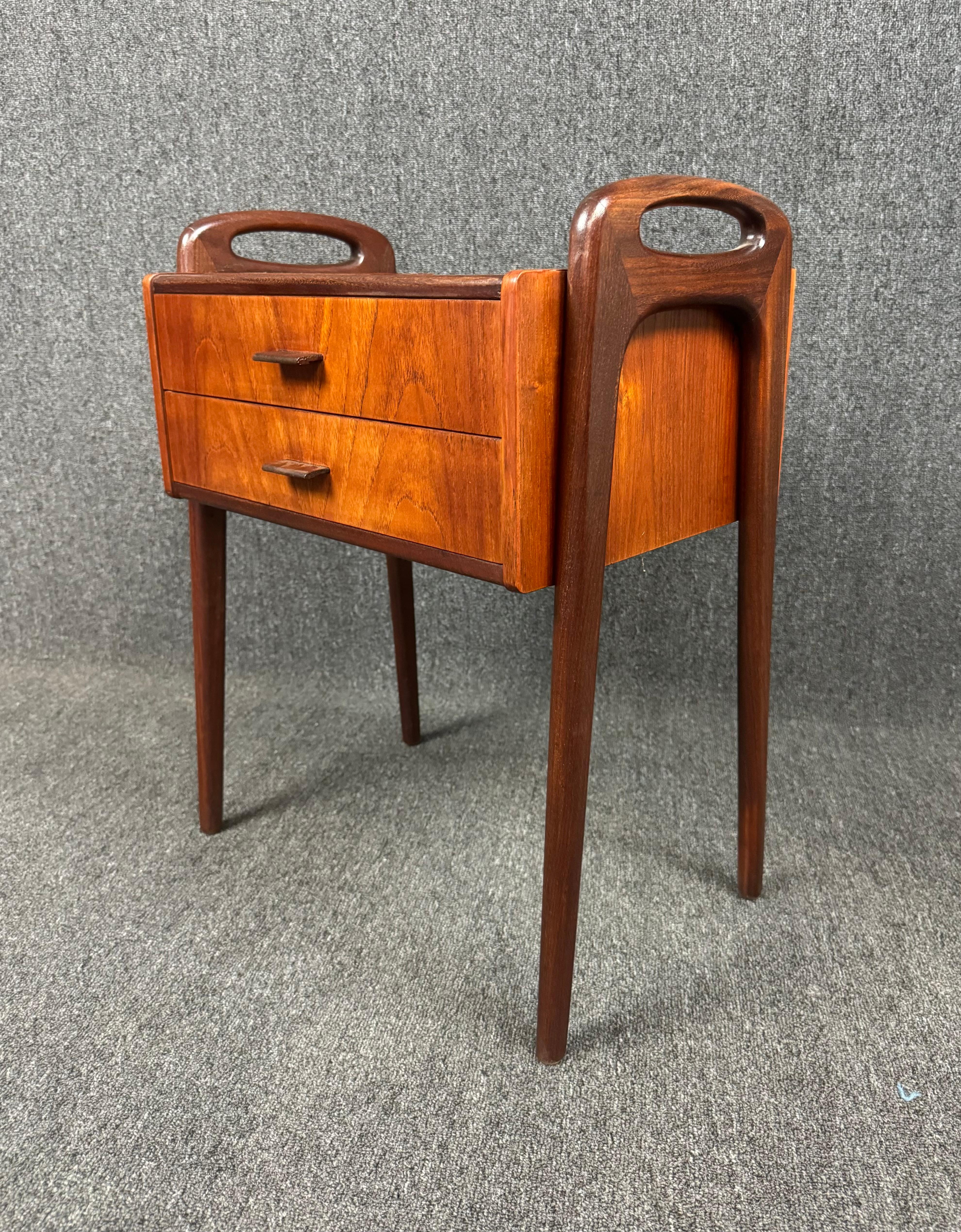 Mesa auxiliar vintage danesa de teca moderna de mediados de siglo atribuida a Johannes Anderse mediados del siglo XX en venta