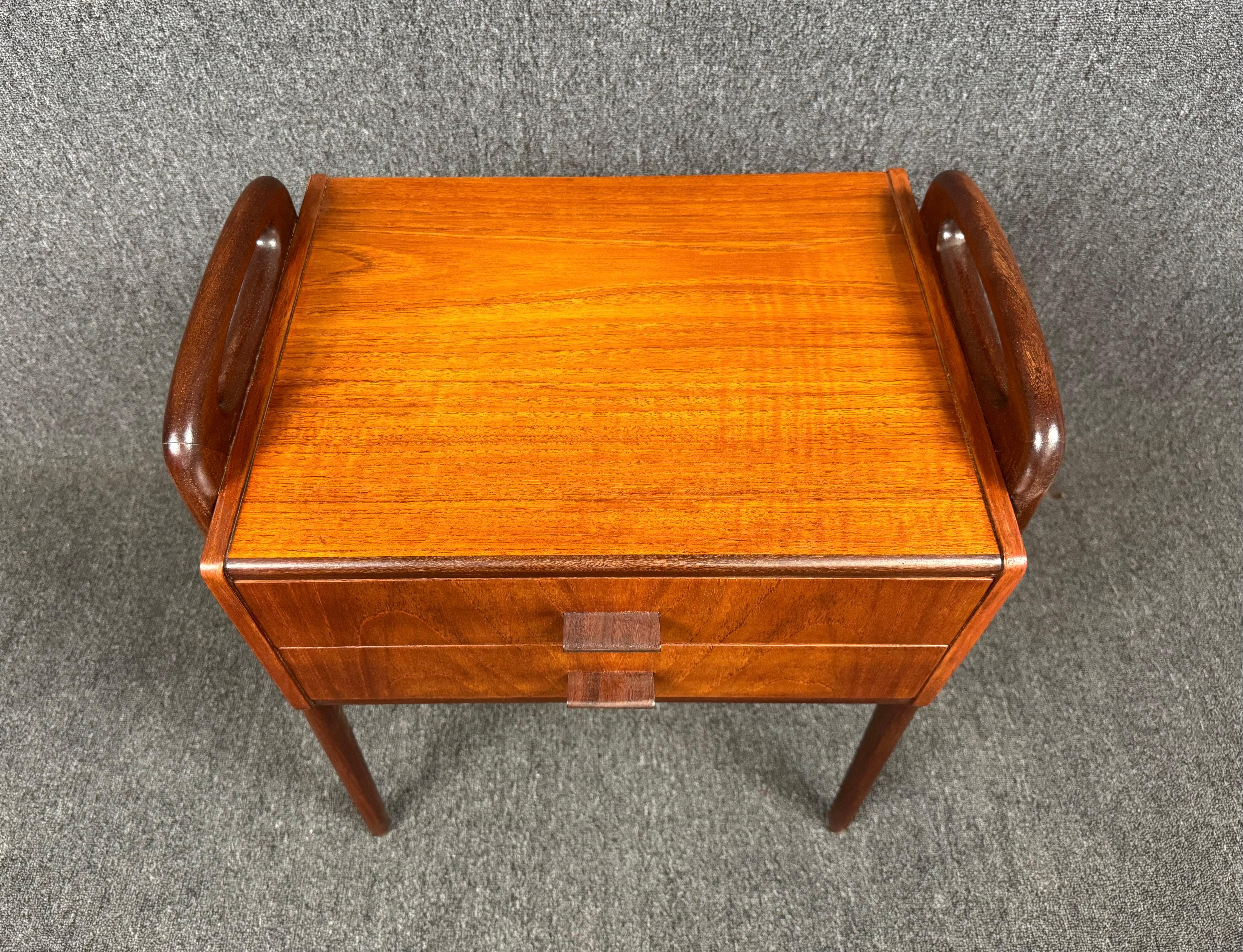 Mesa auxiliar vintage danesa de teca moderna de mediados de siglo atribuida a Johannes Anderse Teca en venta