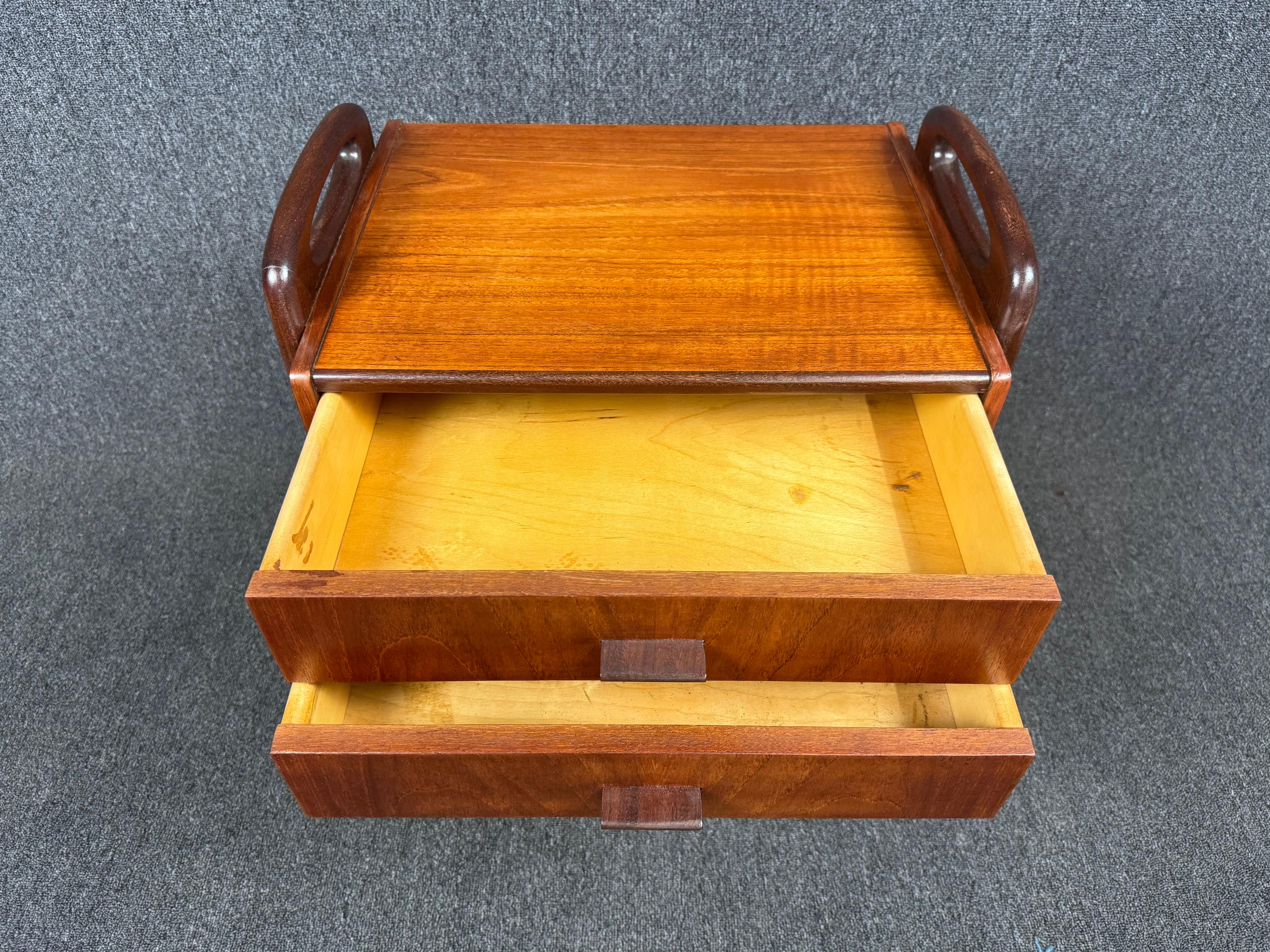 Mesa auxiliar vintage danesa de teca moderna de mediados de siglo atribuida a Johannes Anderse en venta 1