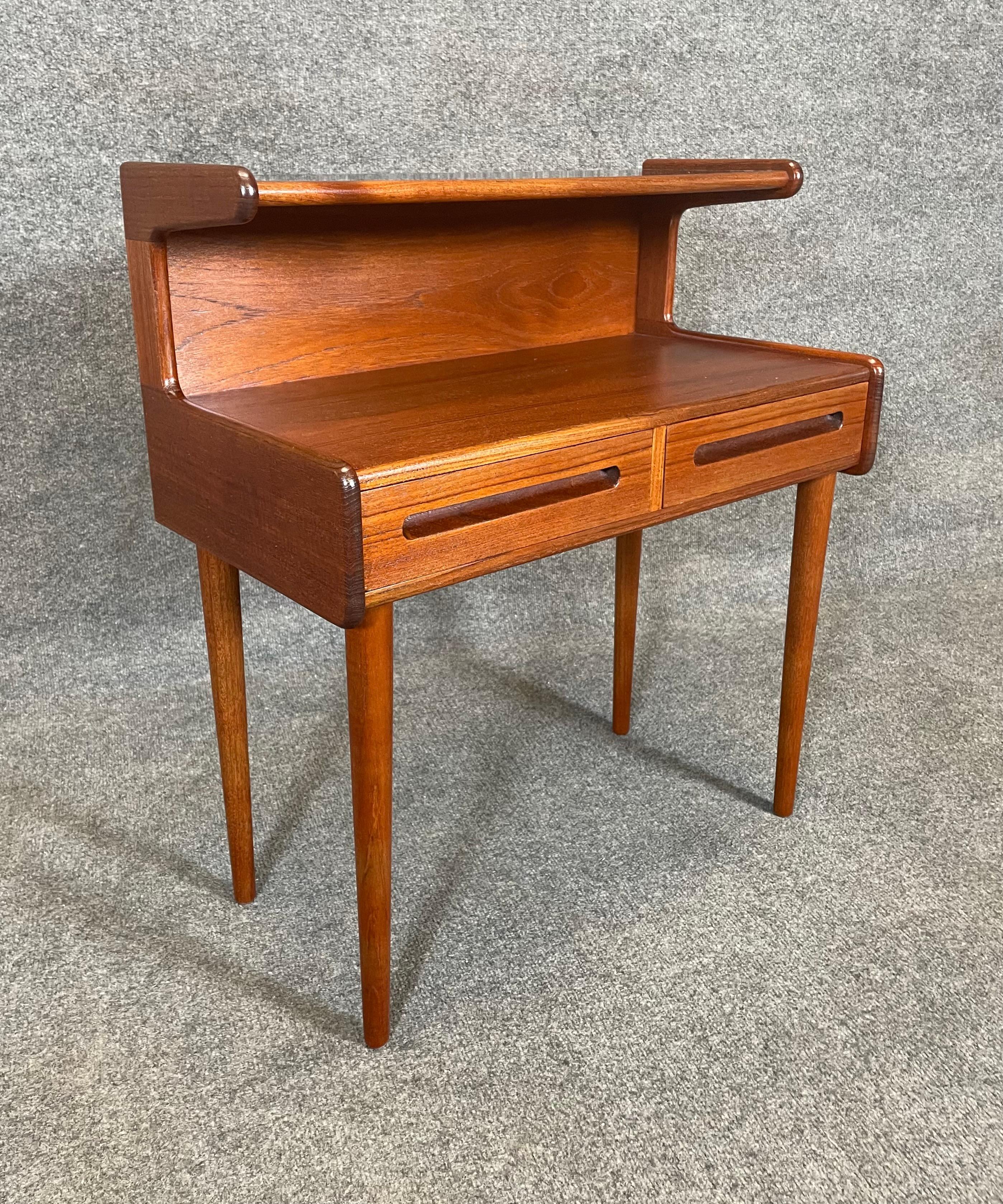 Vintage Danish Mid Century Modern Teak Side Table - Entry Chest In Good Condition For Sale In San Marcos, CA