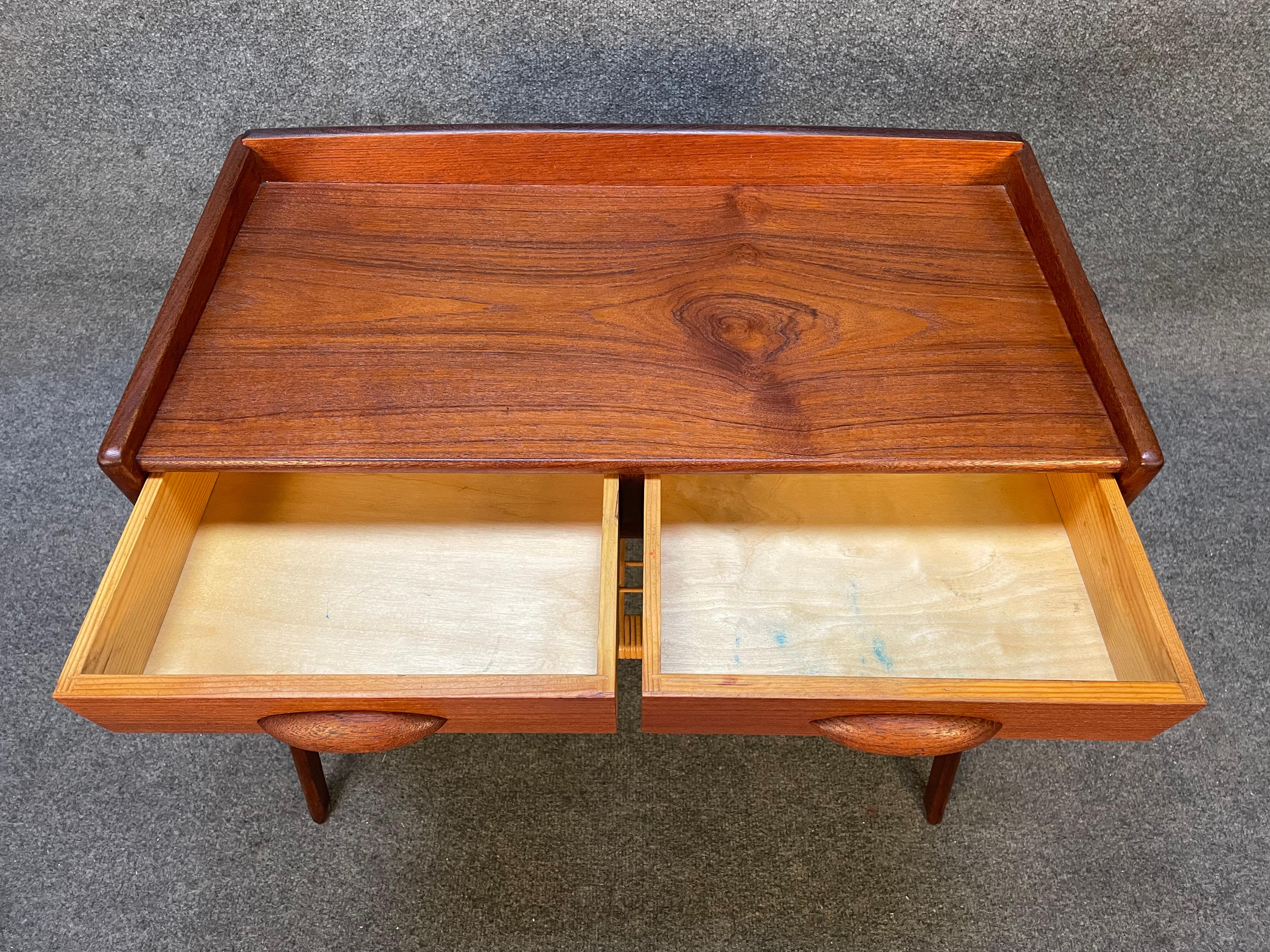 Vintage Danish Mid-Century Modern Teak Side Table Nightstand by Soren Rasmussen In Good Condition In San Marcos, CA
