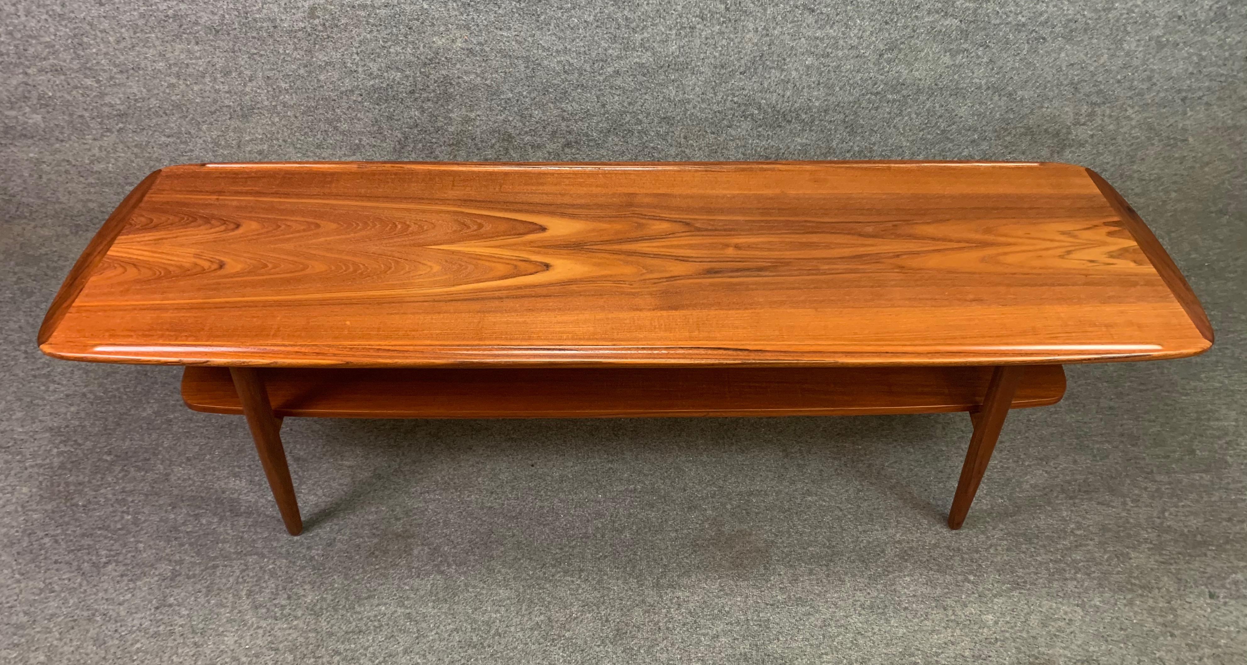 Here is a beautiful and long 1960s Scandinavian Modern coffee table in teak recently imported from Denmark to California.
This fully restored 