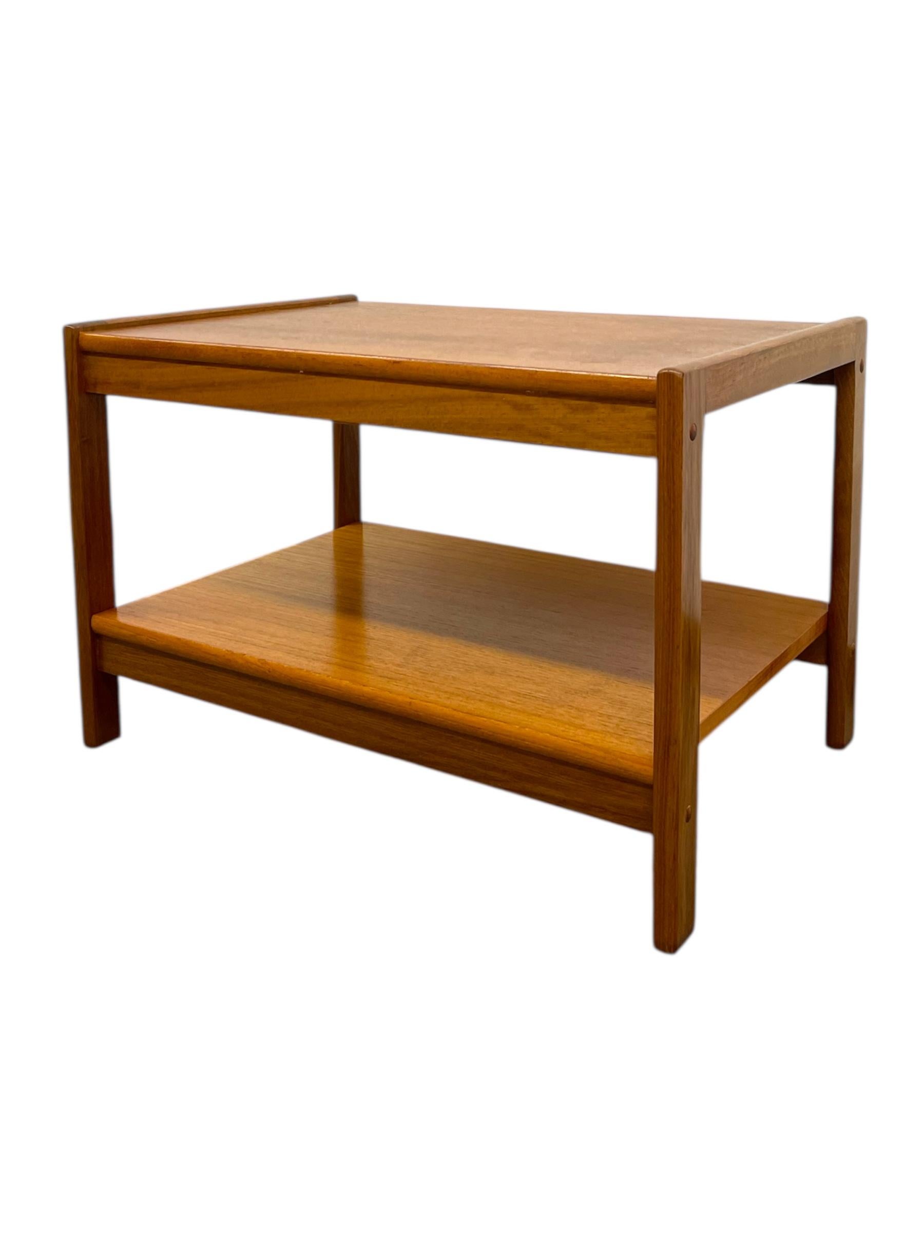 Mesa auxiliar vintage danesa de teca de mediados del siglo XX Moderno de mediados de siglo en venta