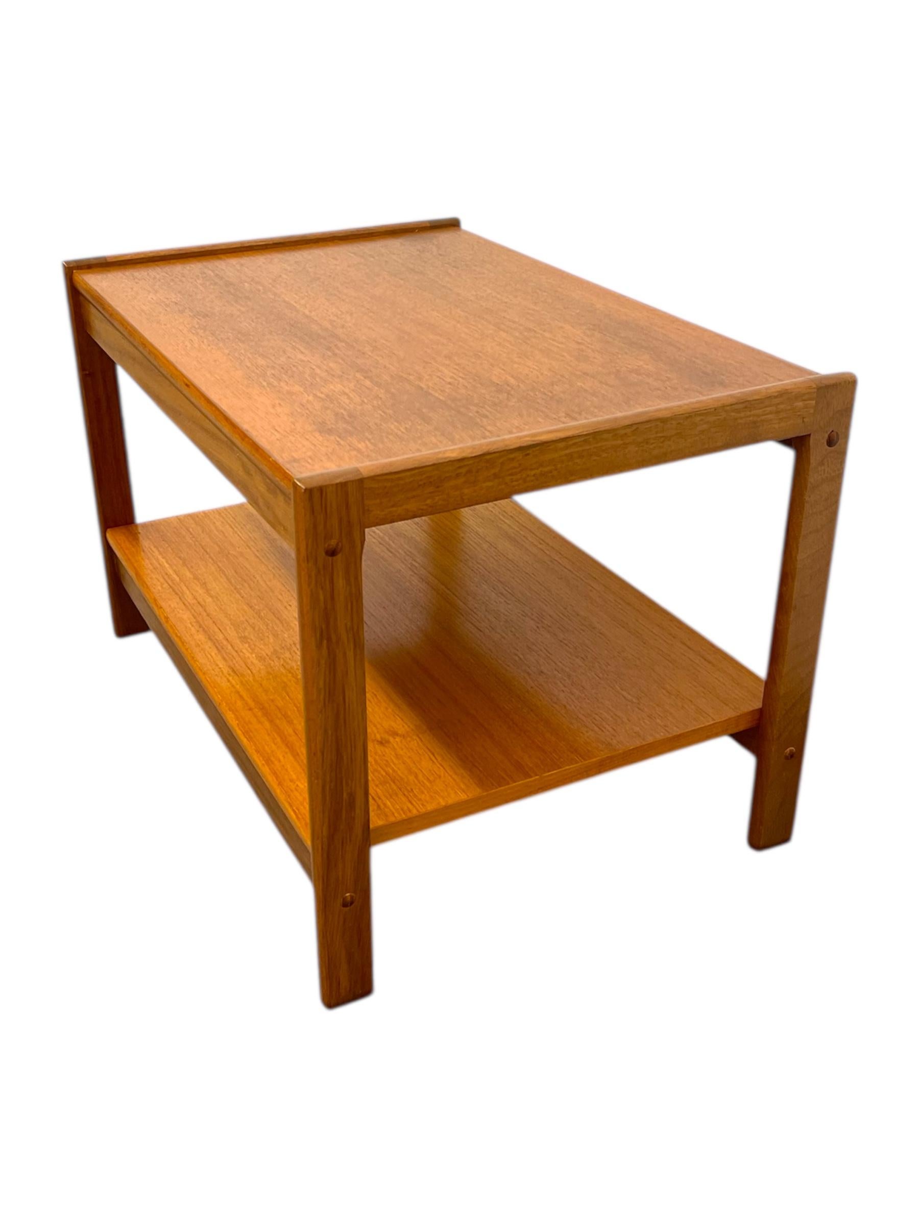 Mesa auxiliar vintage danesa de teca de mediados del siglo XX en Bueno estado para la venta en Seattle, WA