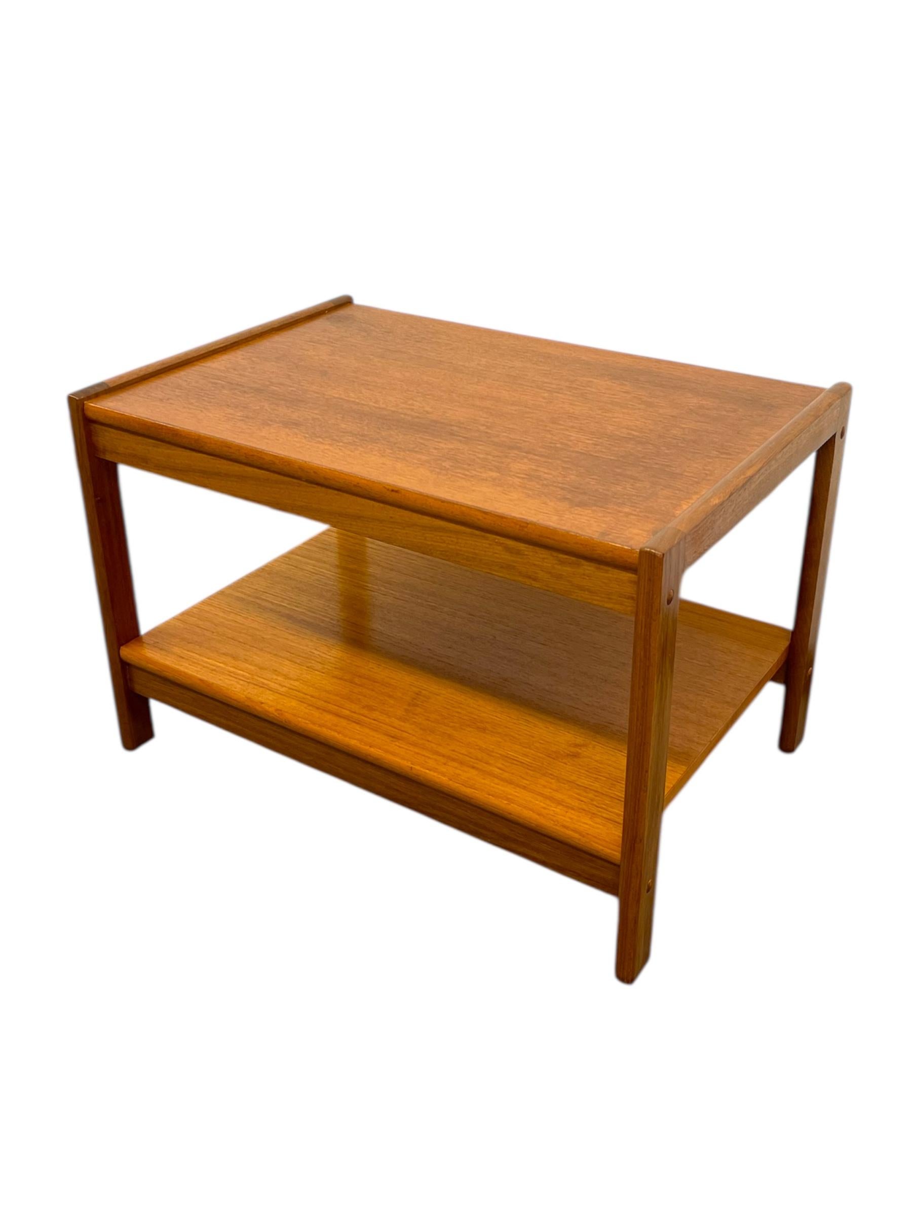 Mesa auxiliar vintage danesa de teca de mediados del siglo XX finales del siglo XX en venta
