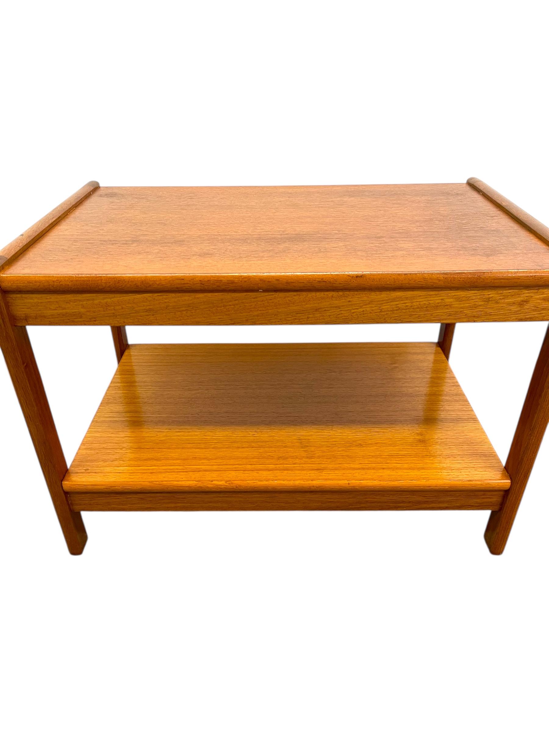 Mesa auxiliar vintage danesa de teca de mediados del siglo XX Teca en venta