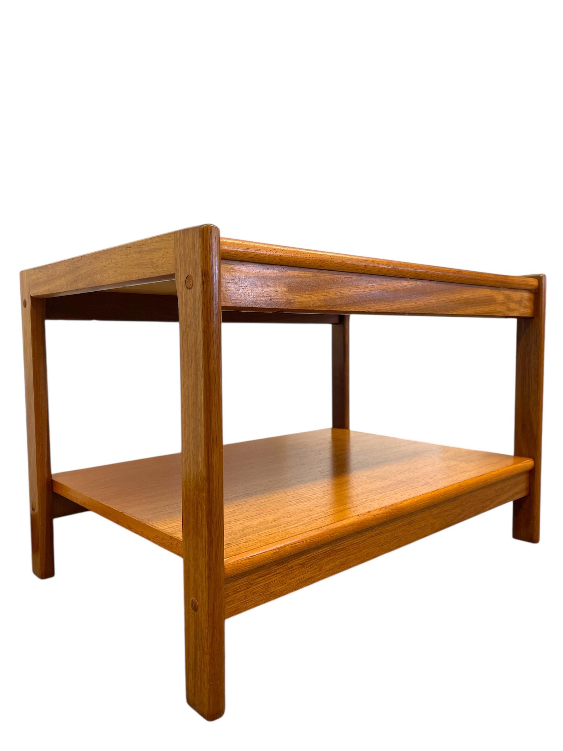 Mesa auxiliar vintage danesa de teca de mediados del siglo XX en venta 1