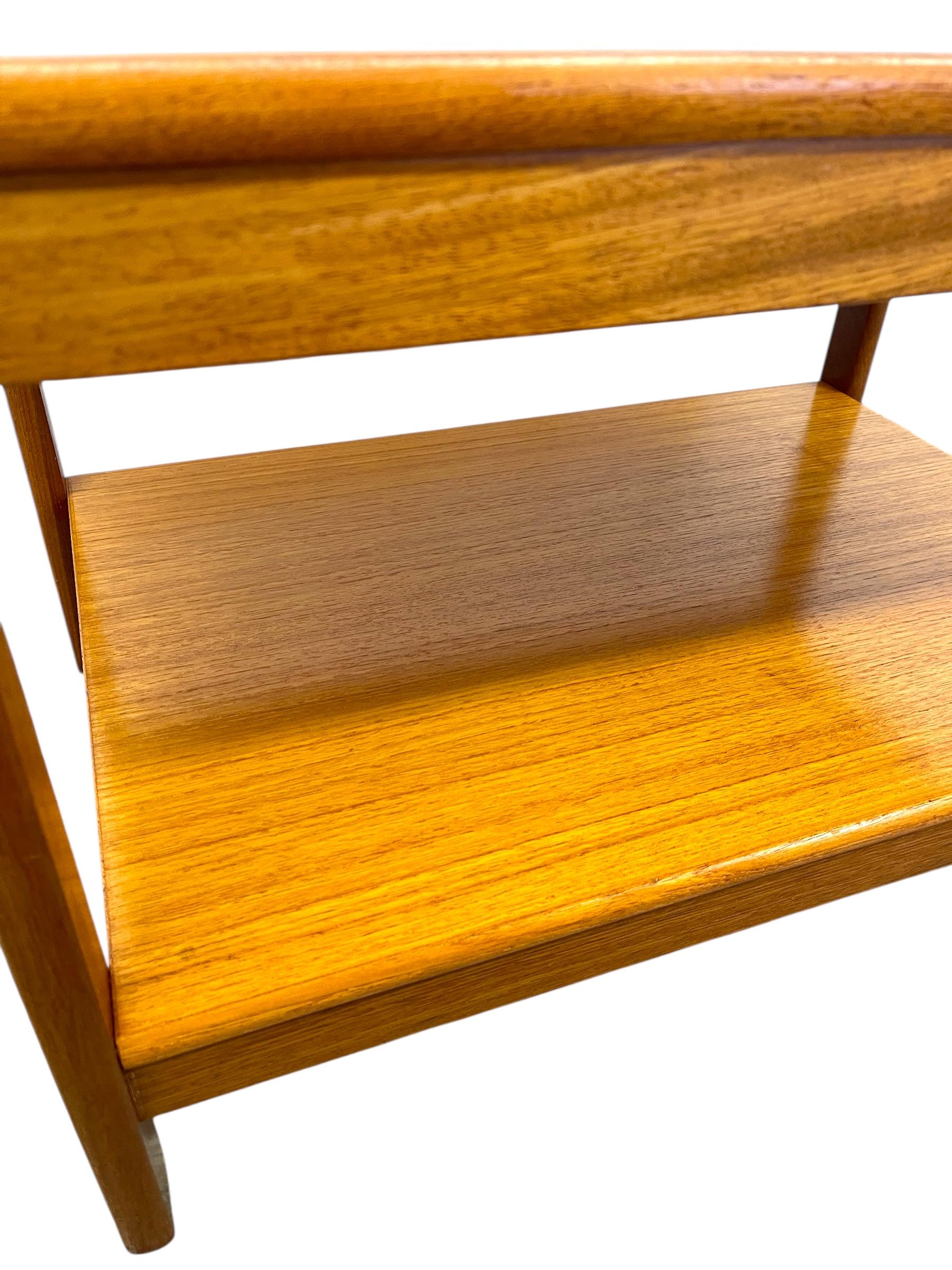 Mesa auxiliar vintage danesa de teca de mediados del siglo XX en venta 2
