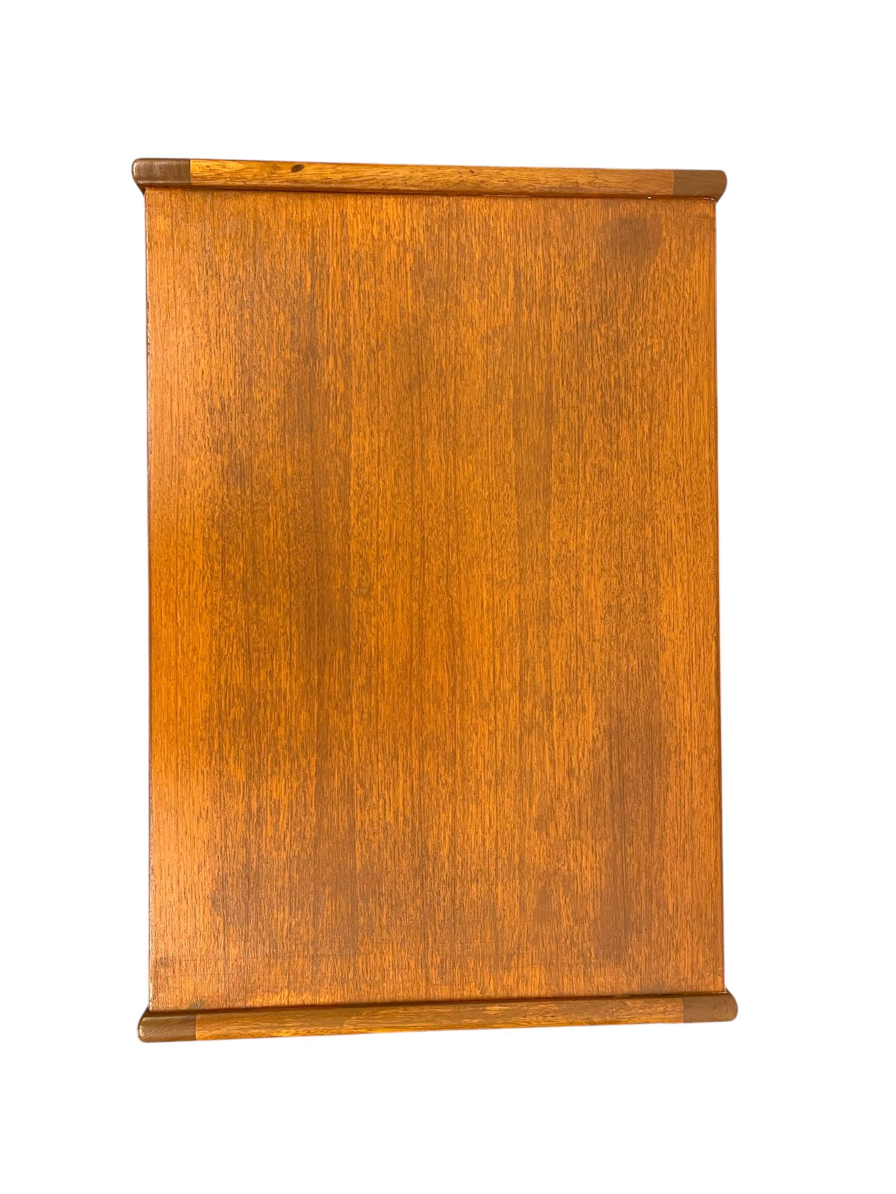 Mesa auxiliar vintage danesa de teca de mediados del siglo XX en venta 3