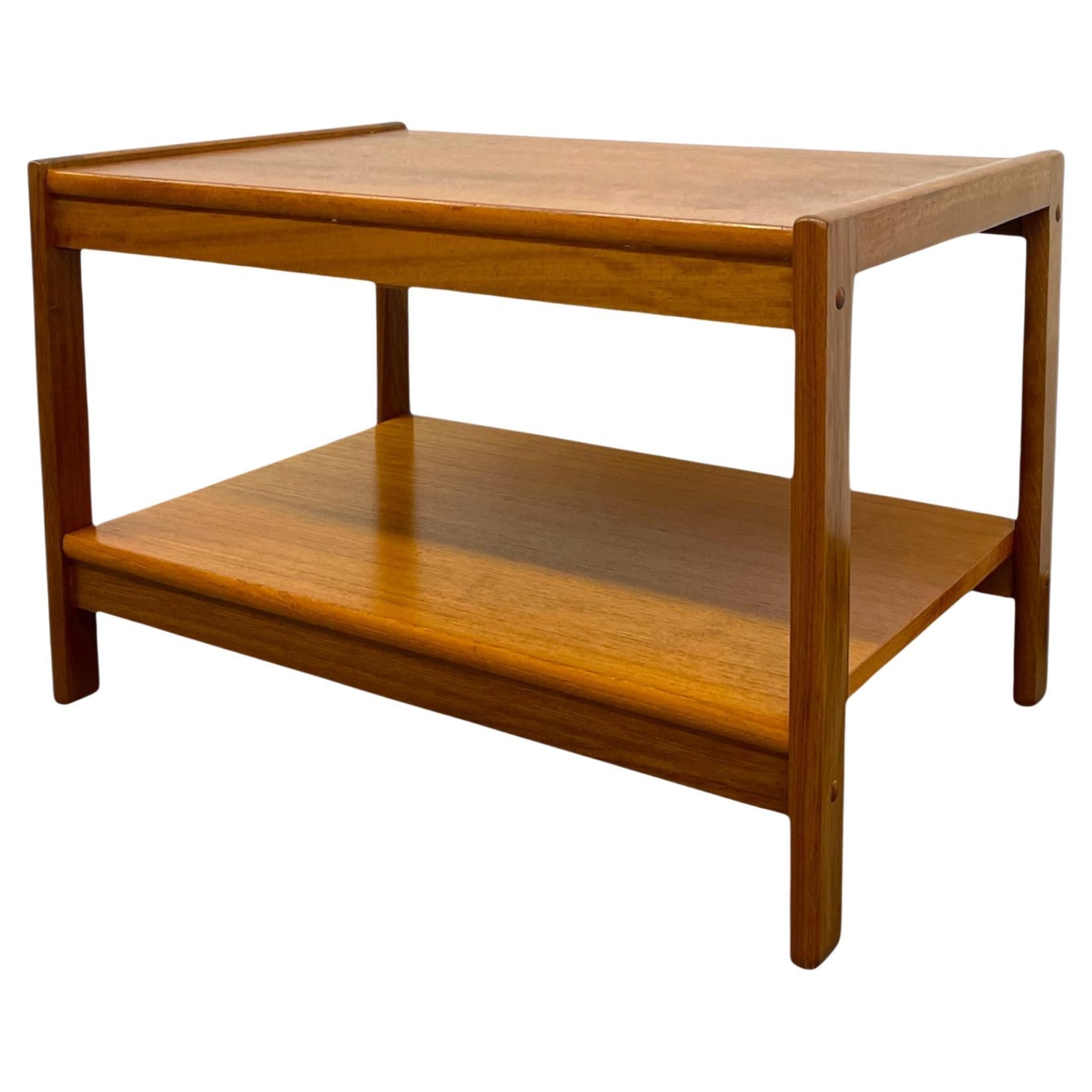 Mesa auxiliar vintage danesa de teca de mediados del siglo XX en venta