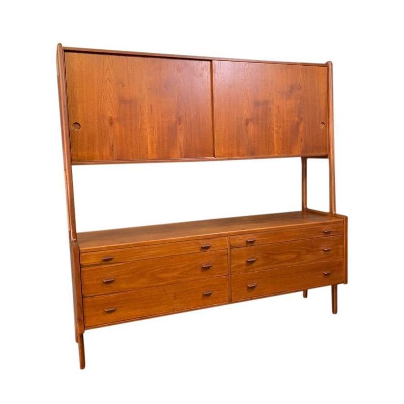 Here is from danish modernist master Hans Wegner a sought after double credenza-highboard in teak wood model RY-20 manufactured in Denmark in the late 1950's by RY Mobler.
This beautiful piece, recently imported from Copenhagen to California before