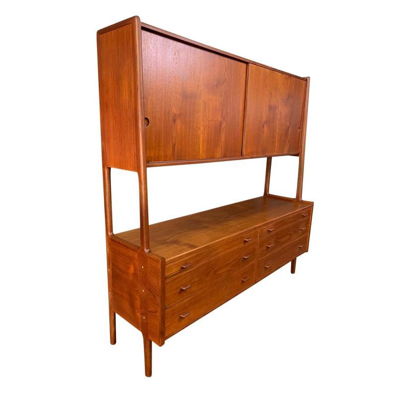 Vintage Danish Mid-Century Modern Teak Two Tiers Credenza Ry20 by Hans Wegner For Sale 1