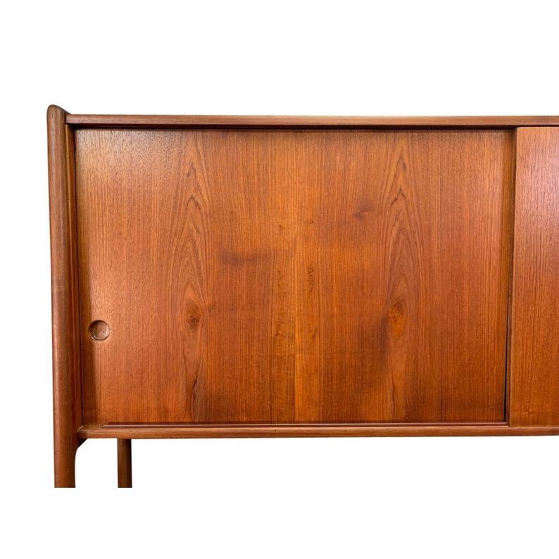 Vintage Danish Mid-Century Modern Teak Two Tiers Credenza Ry20 by Hans Wegner For Sale 2