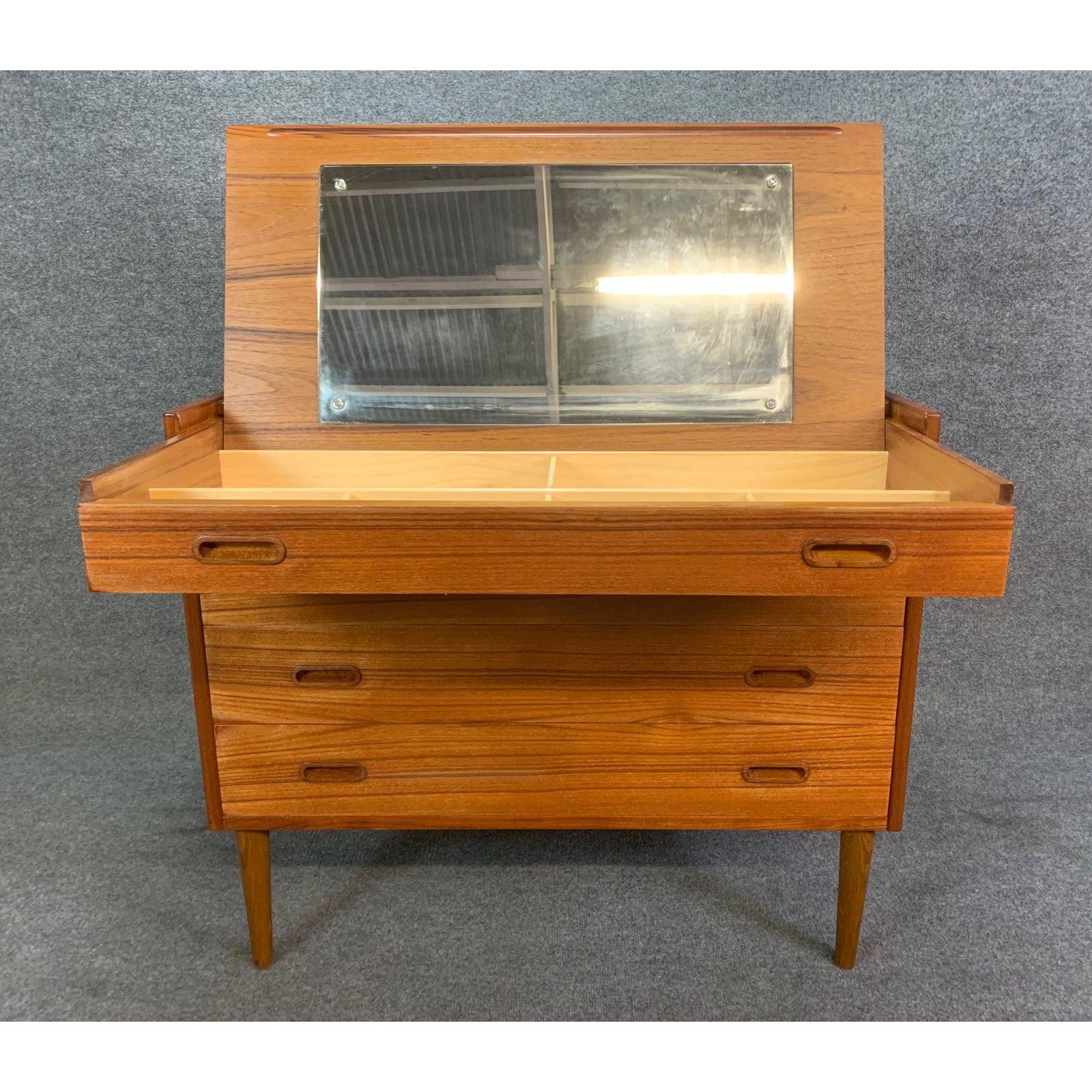 Vintage Danish Mid-Century Modern Teak Vanity Dresser In Good Condition For Sale In San Marcos, CA