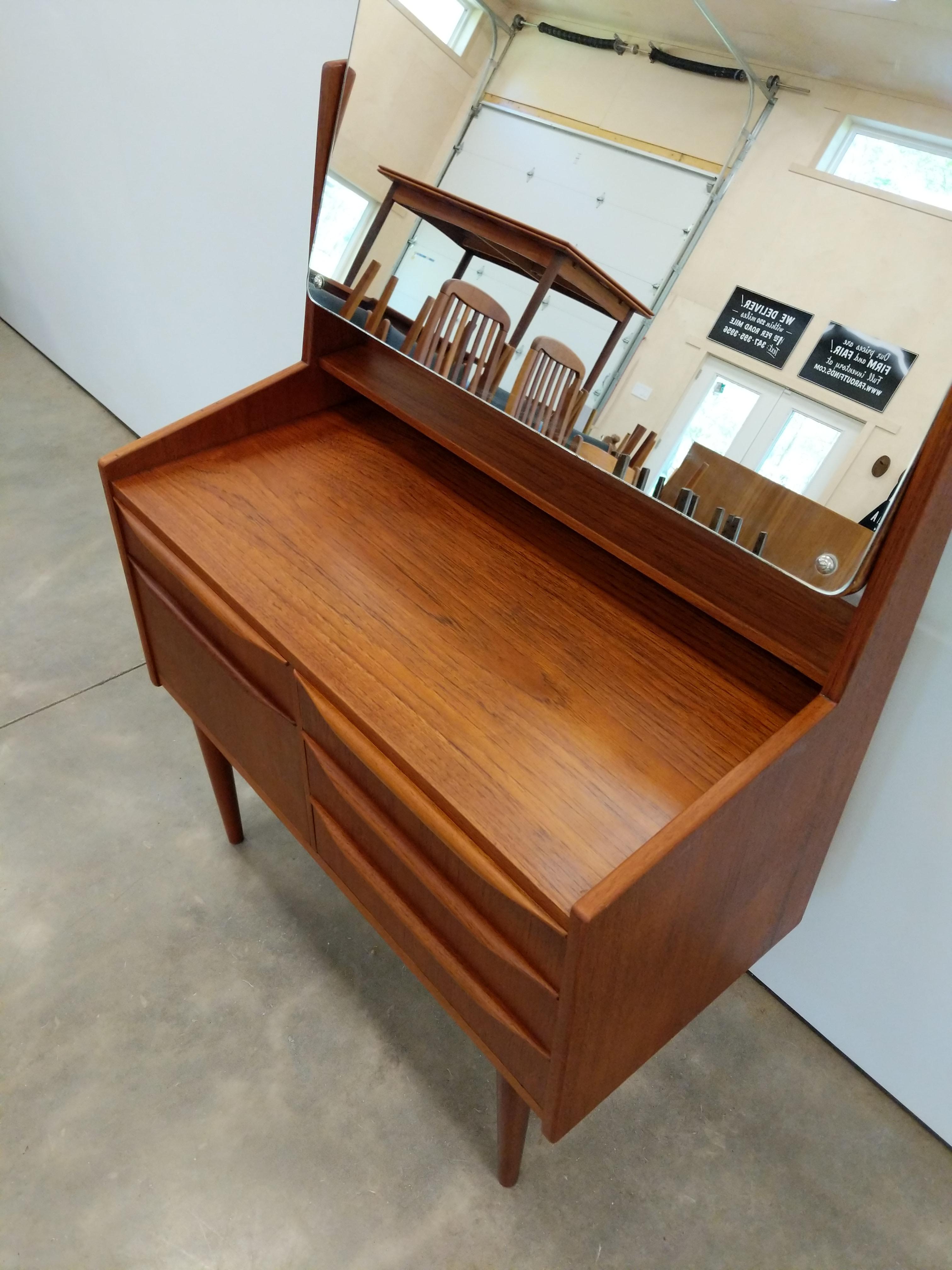 Vintage Danish Mid Century Modern Teak Vanity In Good Condition In Gardiner, NY