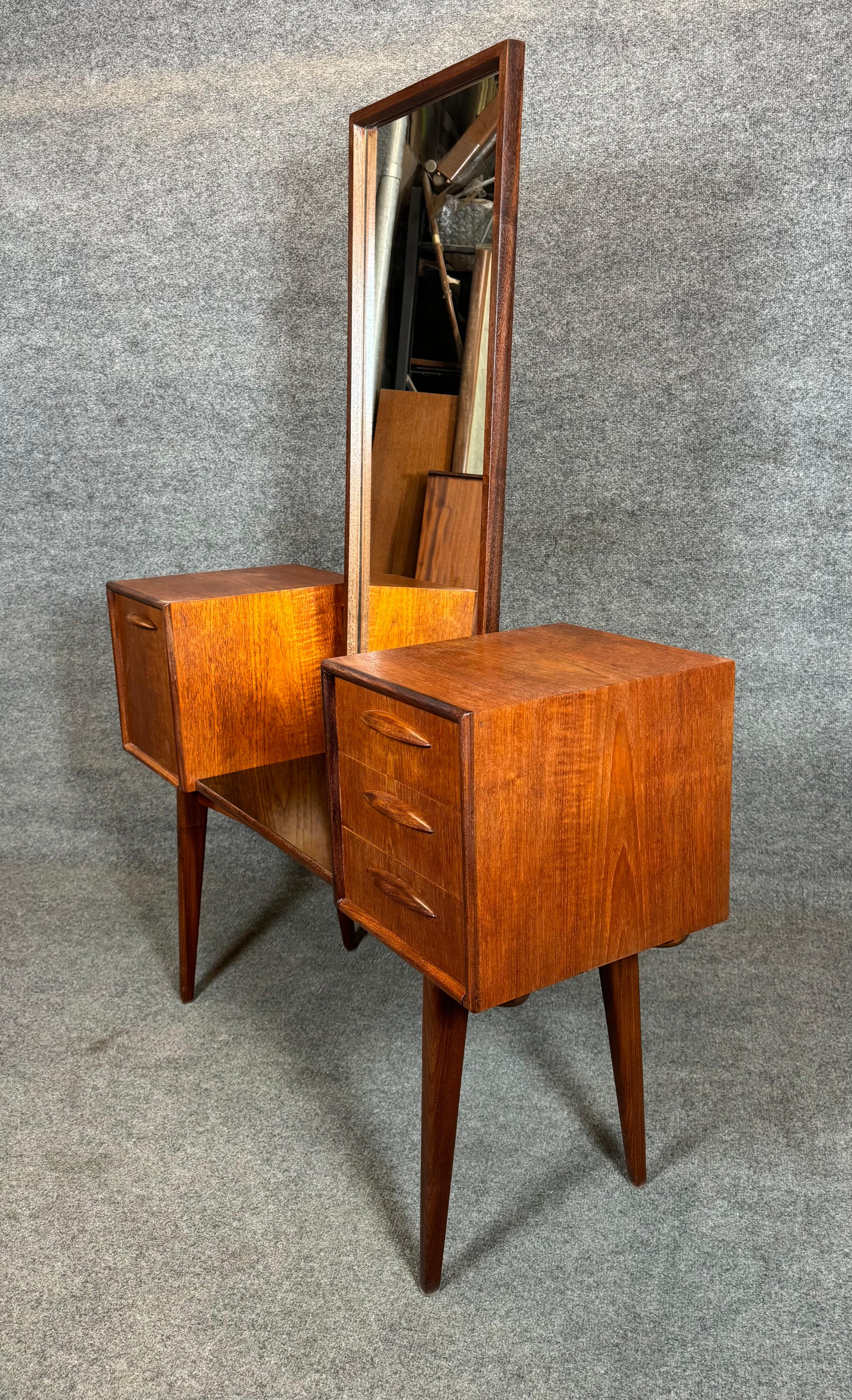 Vintage Danish Mid Century Modern Teak Vanity In Good Condition For Sale In San Marcos, CA