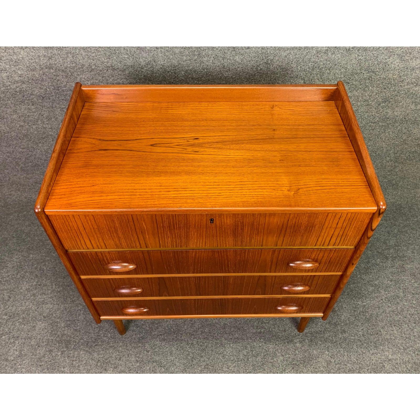 Vintage Danish Mid-Century Modern Teak Vanity, Low Boy Dresser In Good Condition In San Marcos, CA