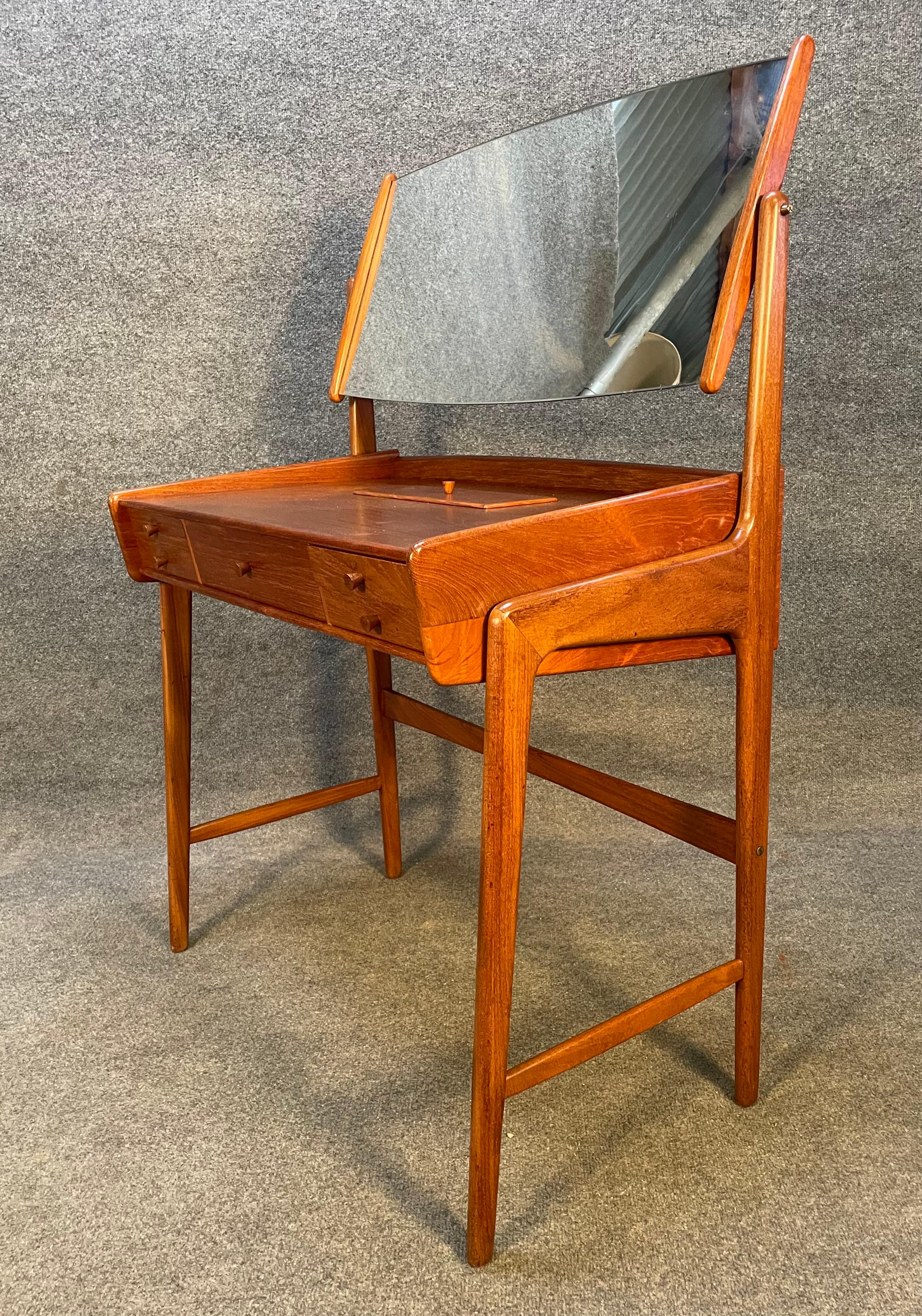 Vintage Danish Mid-Century Modern Teak Vanity, Make Up Table In Good Condition In San Marcos, CA