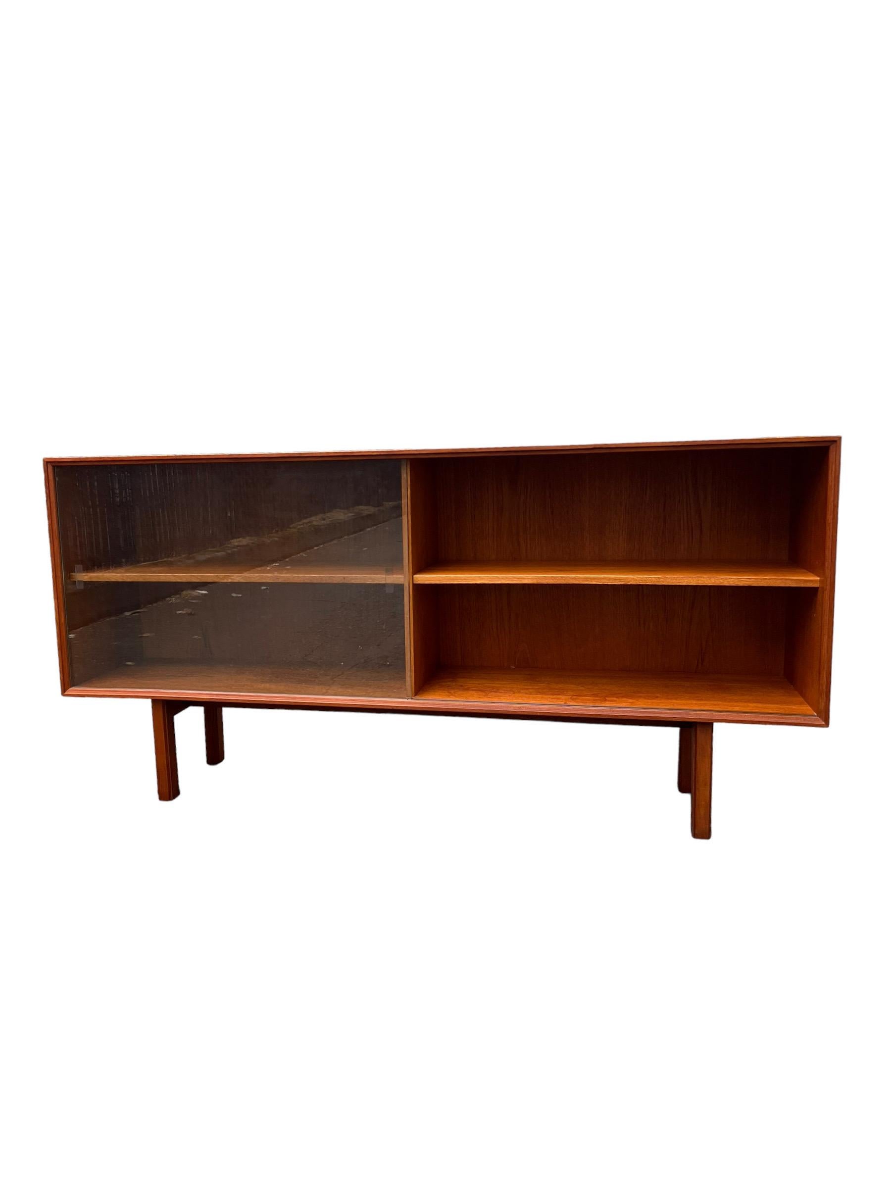 Vintage Danish Mid Century Modern Teak Wood Book Shelf Display Cabinet In Good Condition For Sale In Seattle, WA