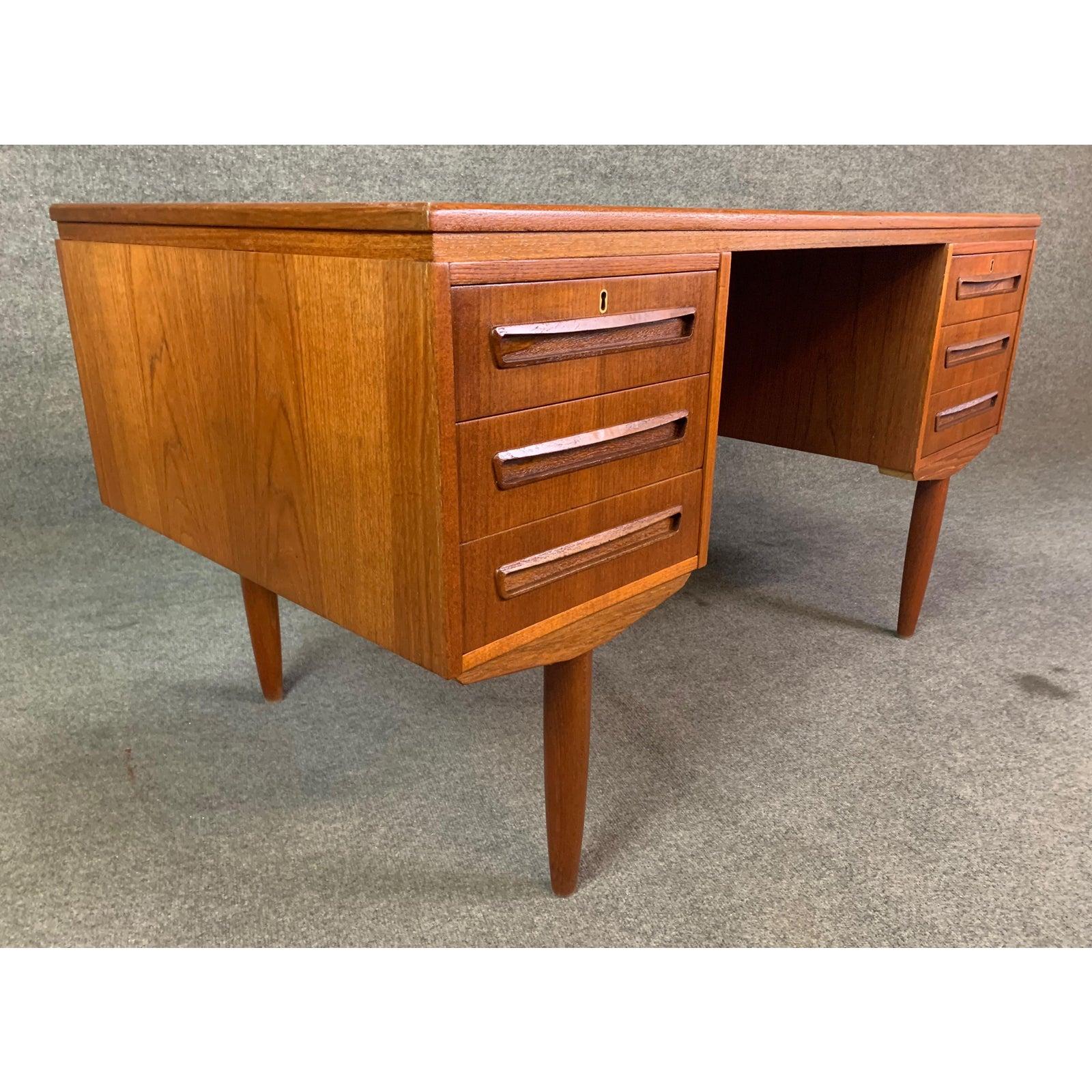 Here is a beautiful Scandinavian Modern executive desk in teak wood designed in the 1960s by J. Svenstrup and manufactured by Andreas Pedersen Møbelfabrik in Denmark.
This stunning desk, recently imported from Copenhagen to California before its