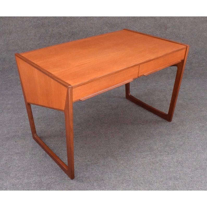 Here is a very special 1960s Scandinavian Modern desk in teak wood recently imported from Denmark to California before its full restoration.
This desk features a vibrant teak wood grain, two large dove tail built drawers on its front and a large