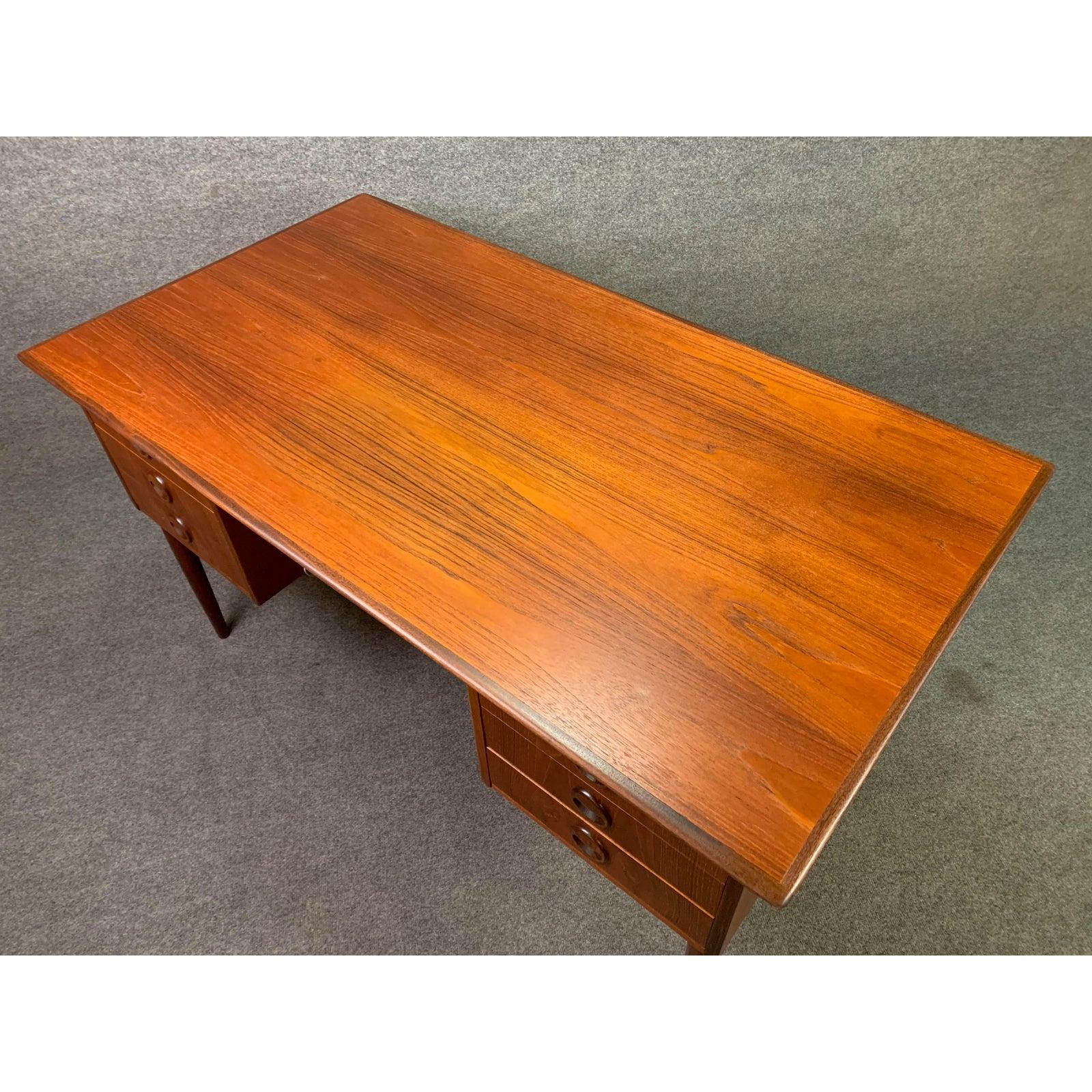Here is a beautiful Scandinavian Modern teak desk manufactured in Denmark in the 1960s recently imported to California before its restoration.
This exquisite desk feature, a vibrant wood grain, a single drawer flanked by two banks of three drawers
