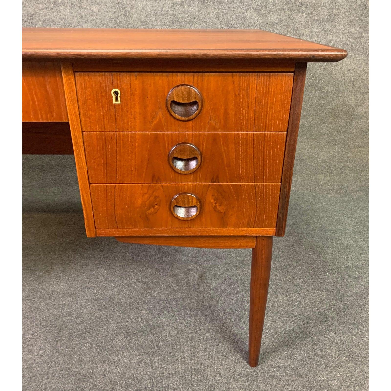 Vintage Danish Mid-Century Modern Teak Writing Desk in the Manner of Arne Vodder In Good Condition In San Marcos, CA