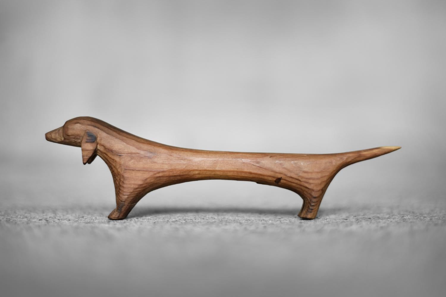 Mid-Century moderno Figurina di bassotto in legno danese d'epoca della metà del secolo scorso, anni '60 in vendita