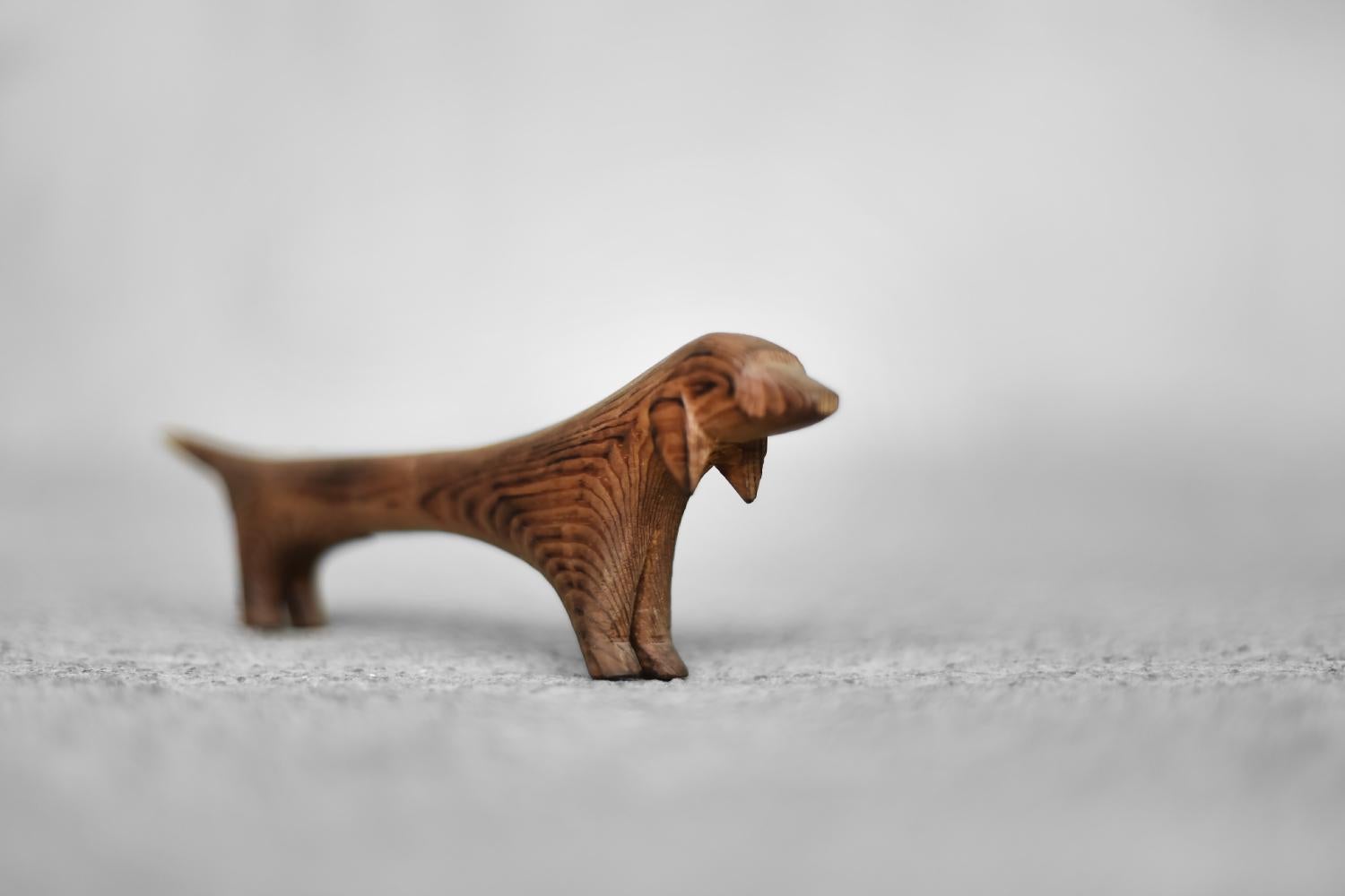 Danese Figurina di bassotto in legno danese d'epoca della metà del secolo scorso, anni '60 in vendita