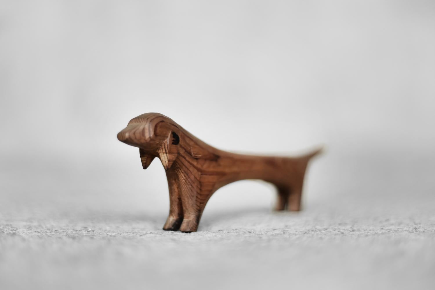 Figurina di bassotto in legno danese d'epoca della metà del secolo scorso, anni '60 In condizioni buone in vendita a Warszawa, Mazowieckie