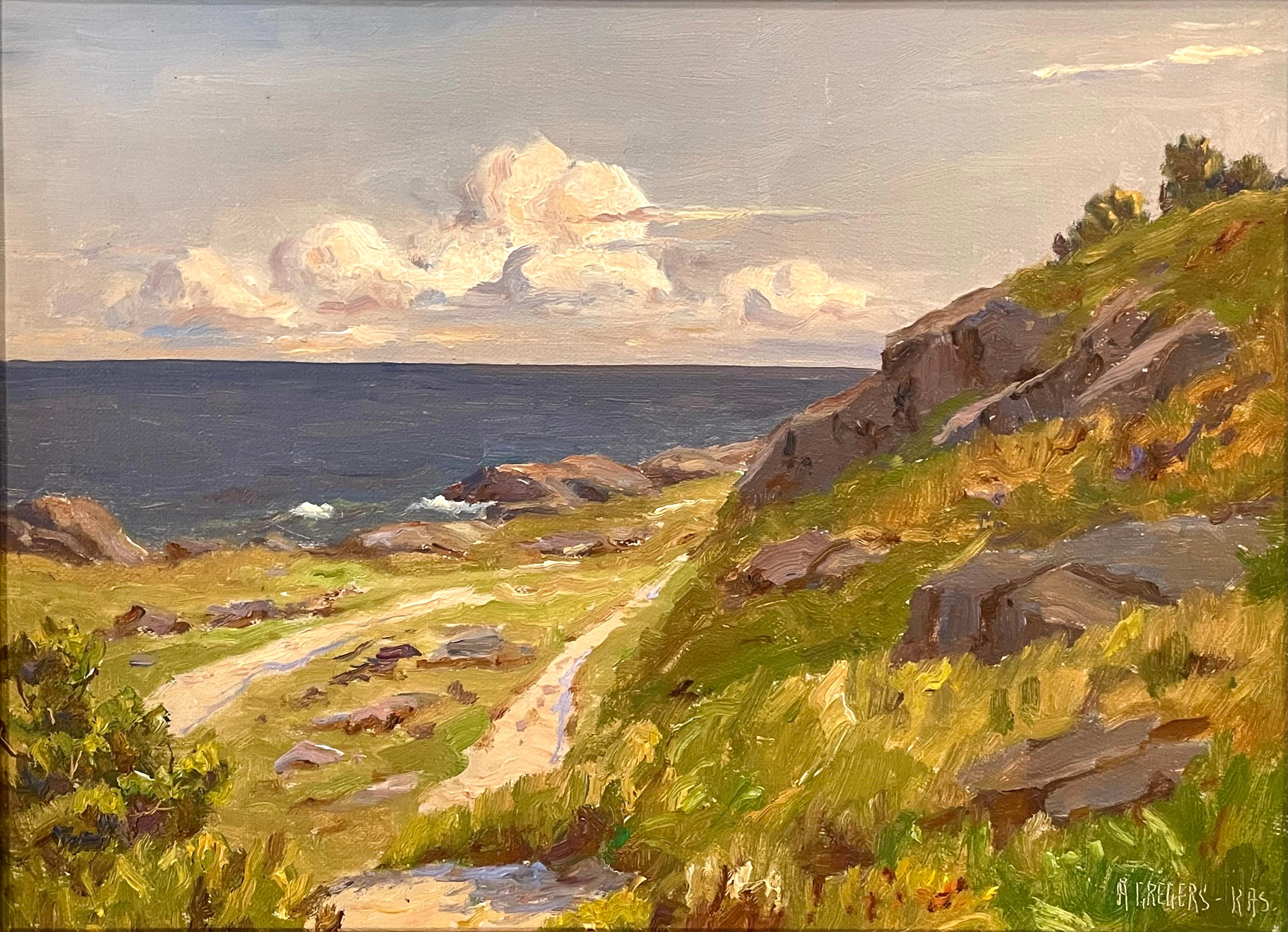 Paesaggio marittimo danese originale d'epoca dipinto a olio su tela con toni caldi e terrosi. Questo quadro di metà secolo raffigura una collina che si erge dolcemente da un terreno roccioso. Un oceano blu intenso si estende all'orizzonte. 

Le