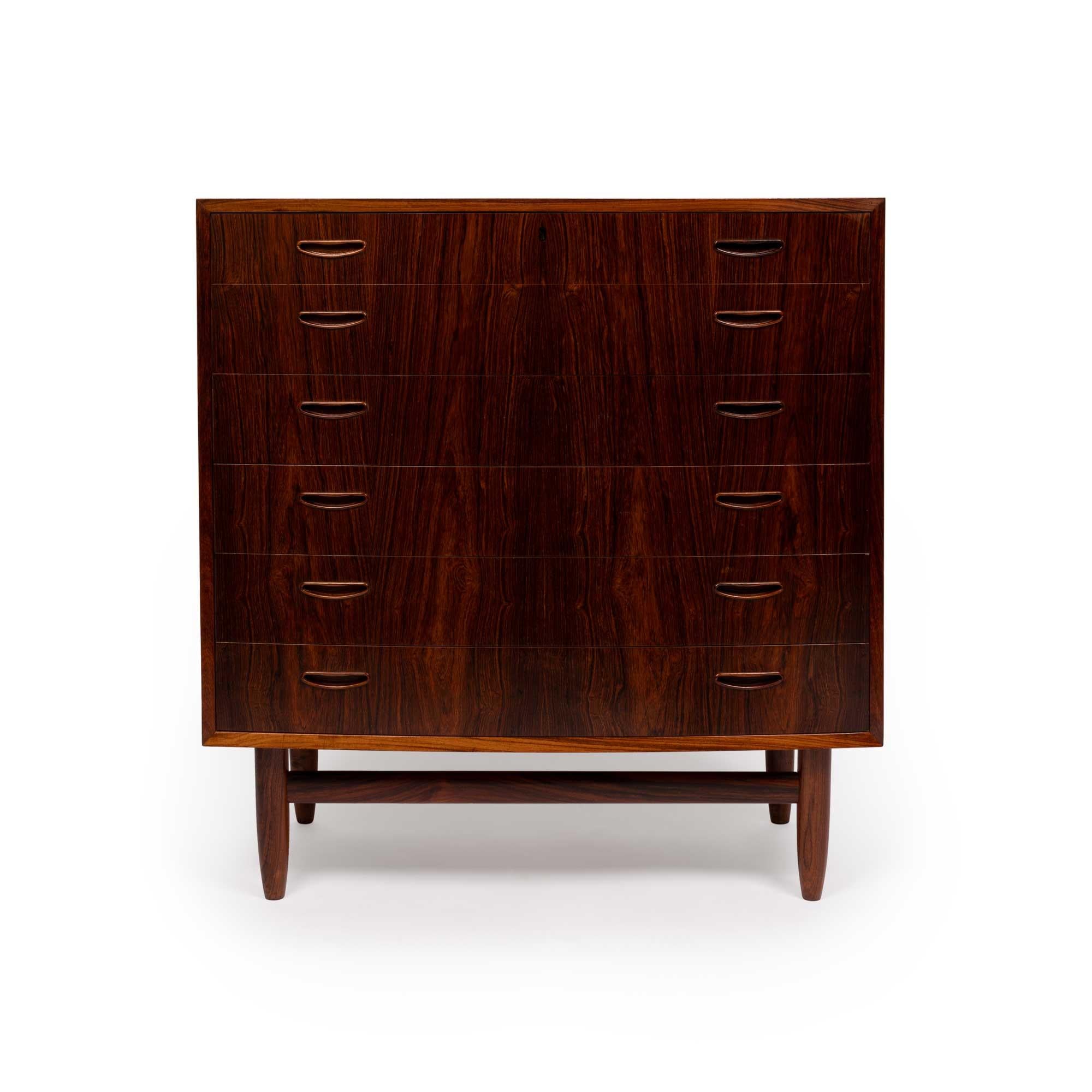 Cette commode vintage danoise Mid-Century Modern, fabriquée dans les années 1960, incarne l'élégance et la fonctionnalité du design scandinave. Fabriqué en palissandre luxueux, son grain de bois riche et saisissant en fait une pièce remarquable.