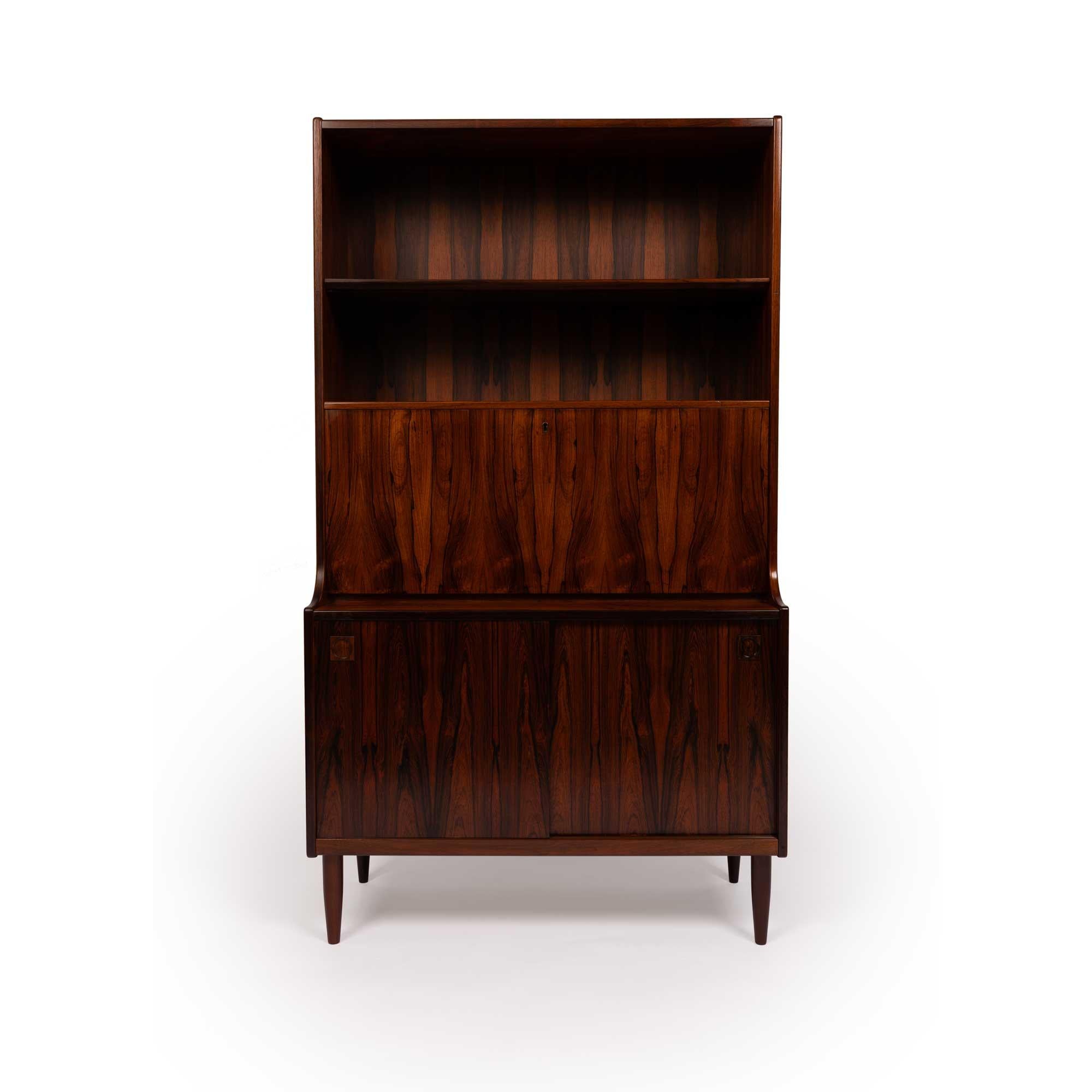 This exquisite vintage Danish mid-century bar/hutch, crafted in the 1960s by Farsø Møbelfabrik, showcases a stunning rosewood grain that epitomizes timeless elegance. The exterior is adorned with beautifully matched rosewood veneer, exuding a sense