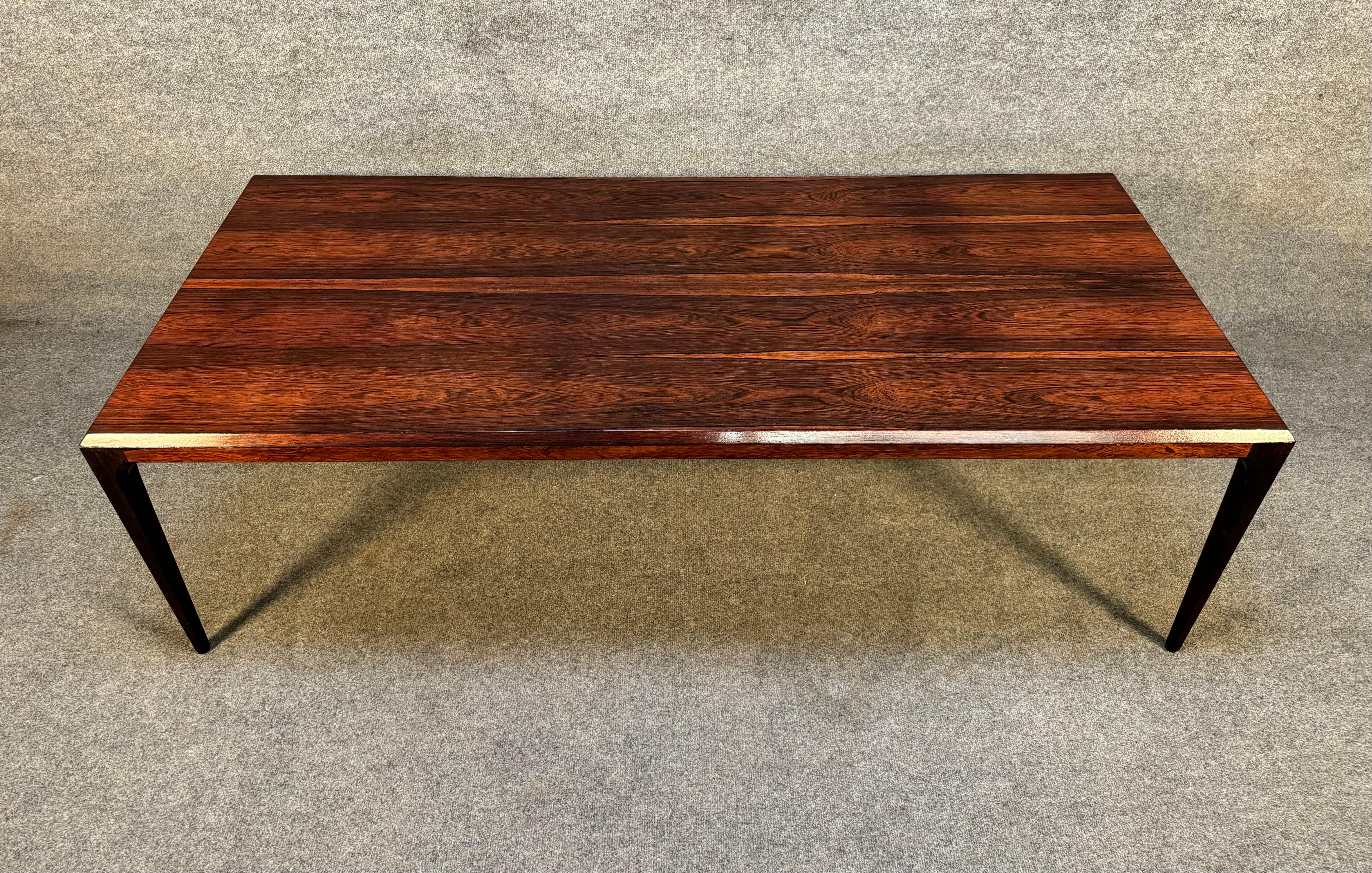 Hier ist ein schöner skandinavisch-moderner Cocktailtisch aus Palisanderholz, entworfen von Johannes Andersen und hergestellt von der CFC Mobelfabrik in Dänemark in den 1960er Jahren.
Dieser schöne Tisch, der vor kurzem aus Europa nach Kalifornien