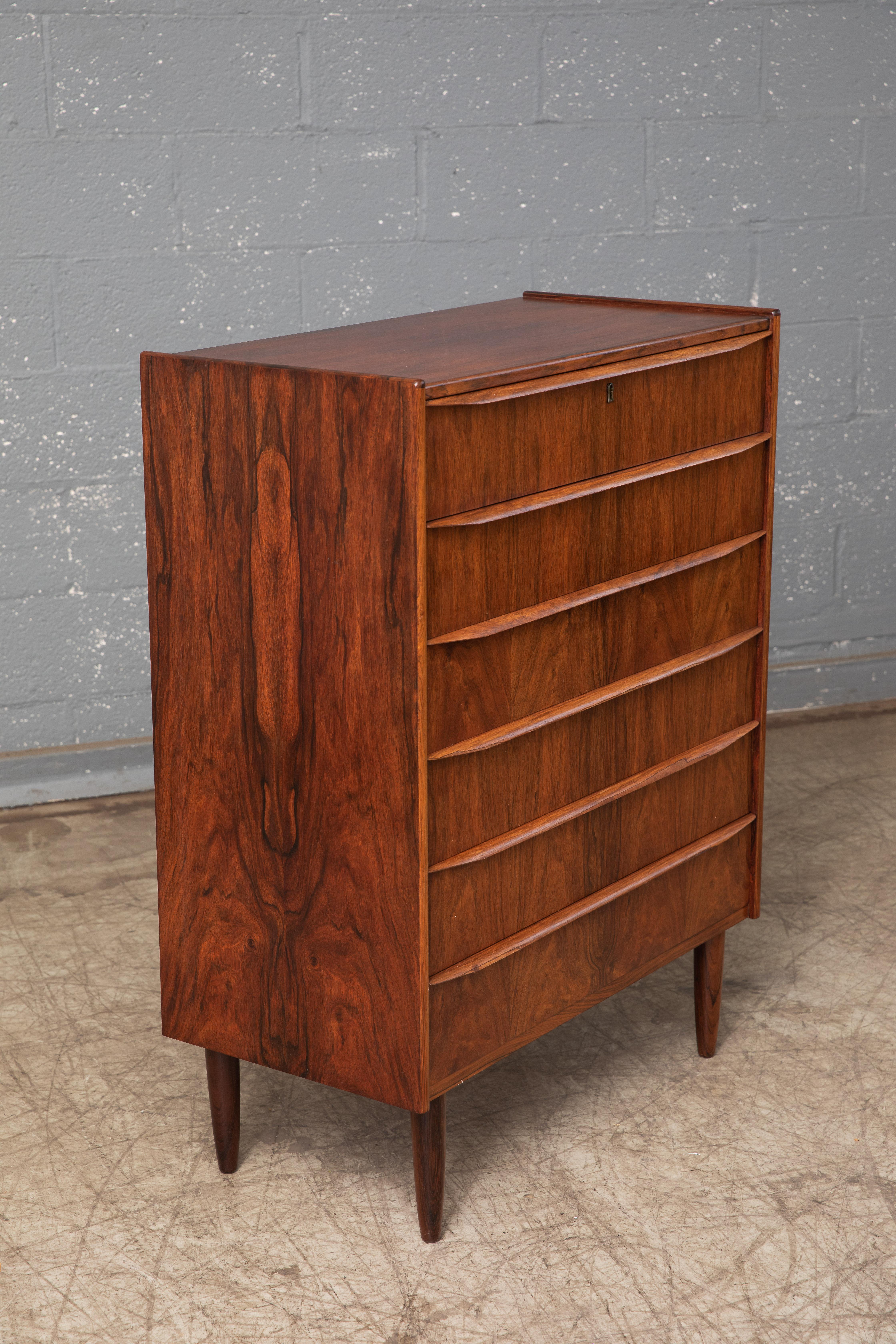 Vintage Danish Mid-Century Rosewood Six-Drawer Dresser In Good Condition In Bridgeport, CT