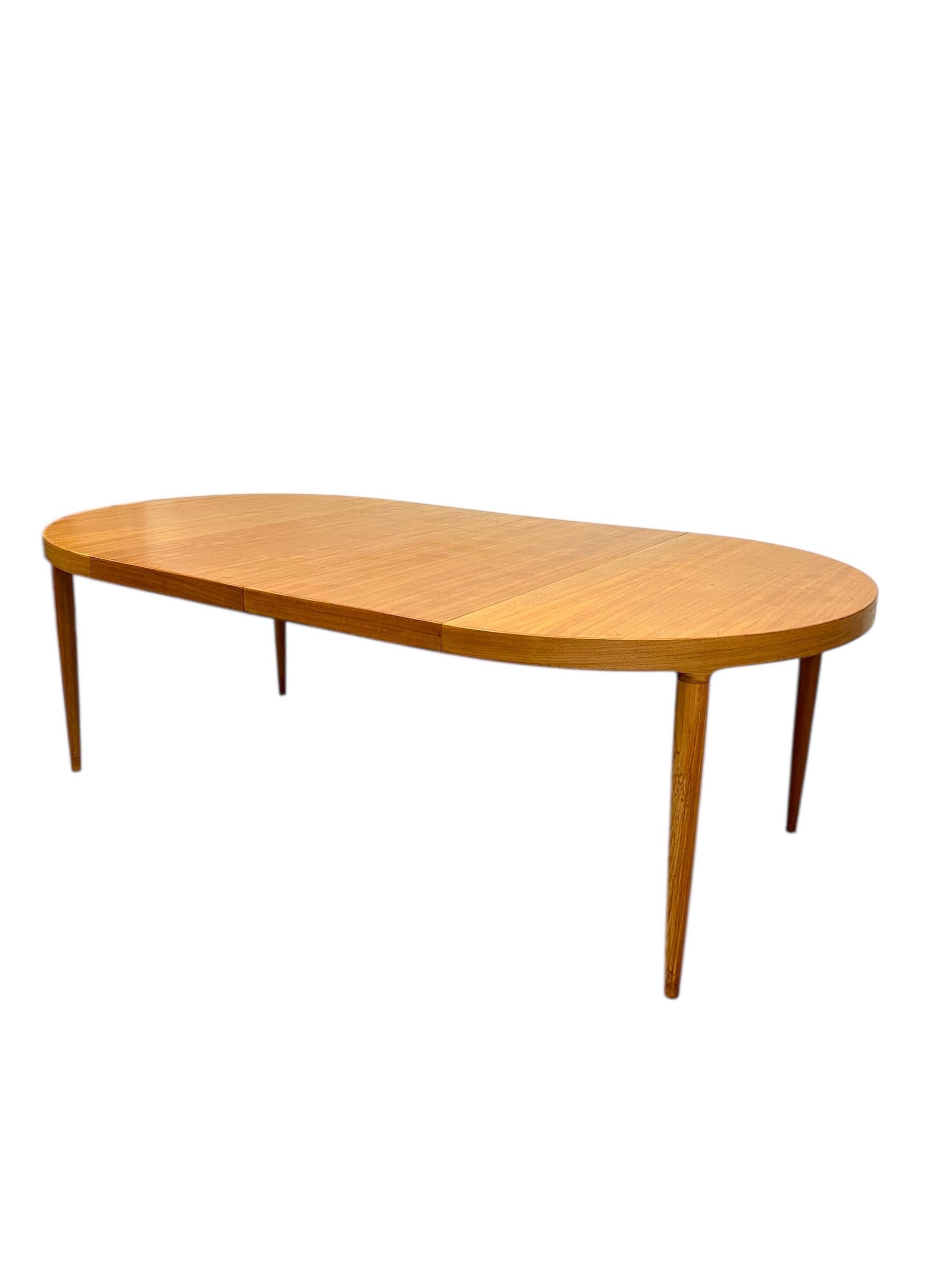 Vintage Danish Mid-Century Round to Oval Dining Table by Skovmand & Anderson Moderno de mediados de siglo en venta