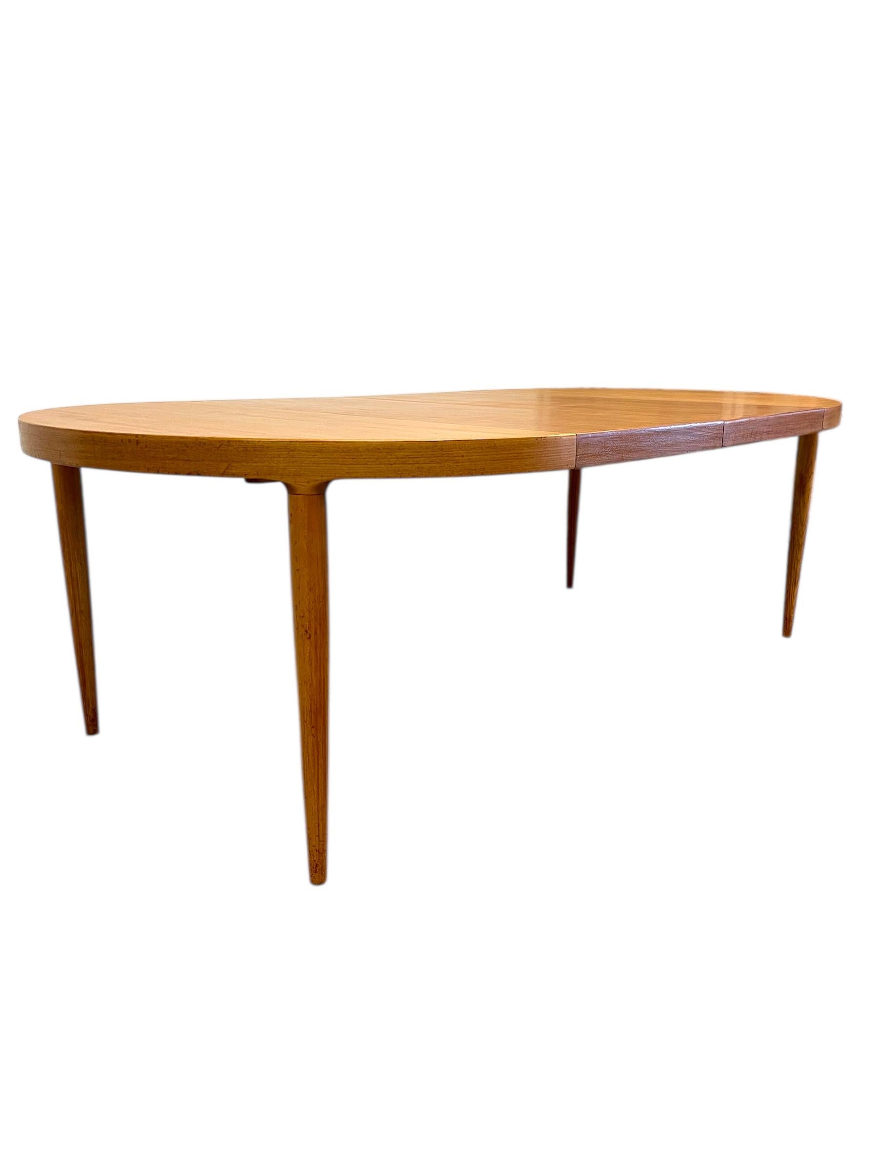Vintage Danish Mid-Century Round to Oval Dining Table by Skovmand & Anderson en Bueno estado para la venta en Seattle, WA