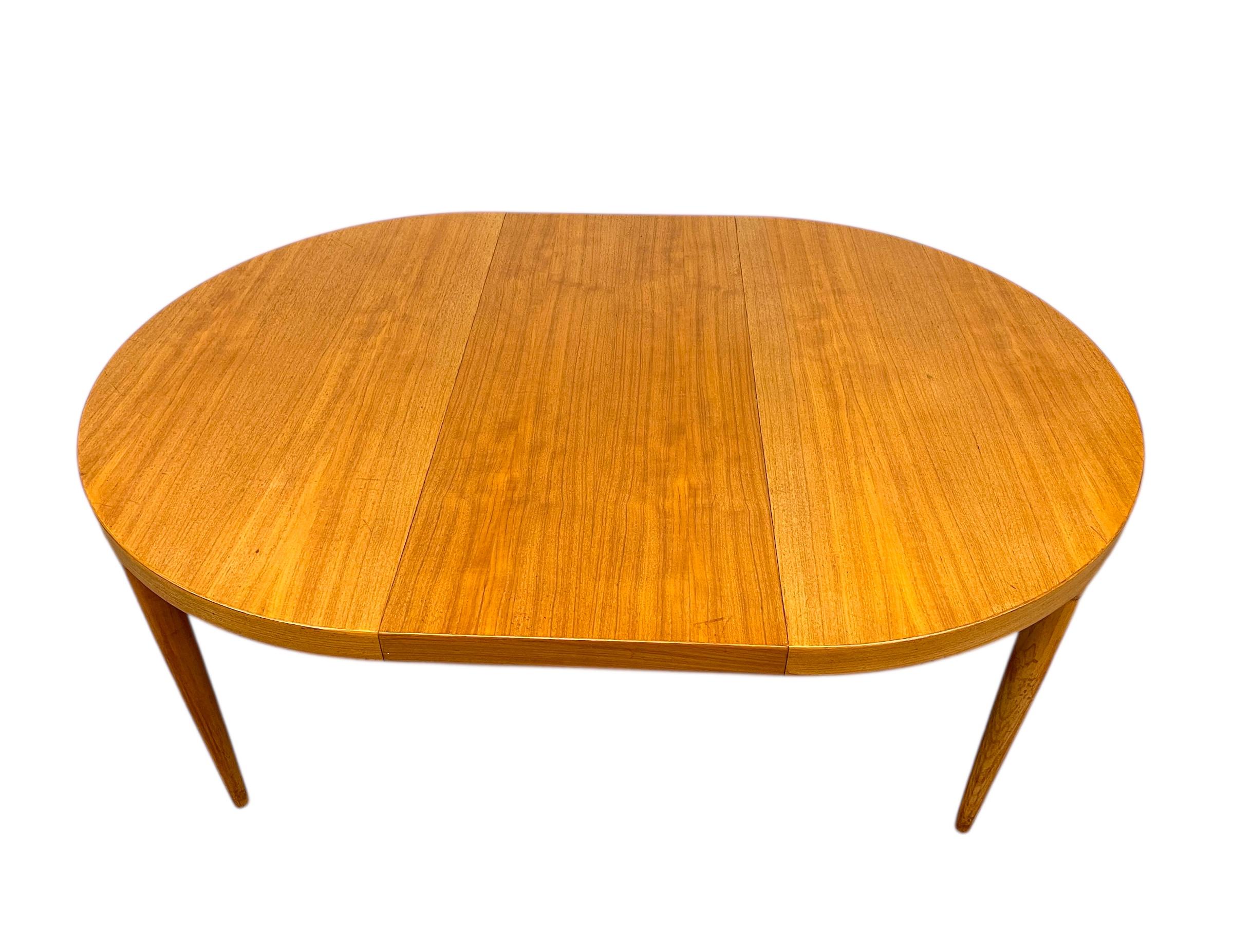 Vintage Danish Mid-Century Round to Oval Dining Table by Skovmand & Anderson Madera en venta
