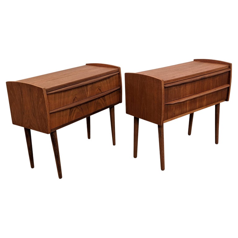 Vintage Danish Mid Century Set of Teak Nightstands "10334" For Sale at