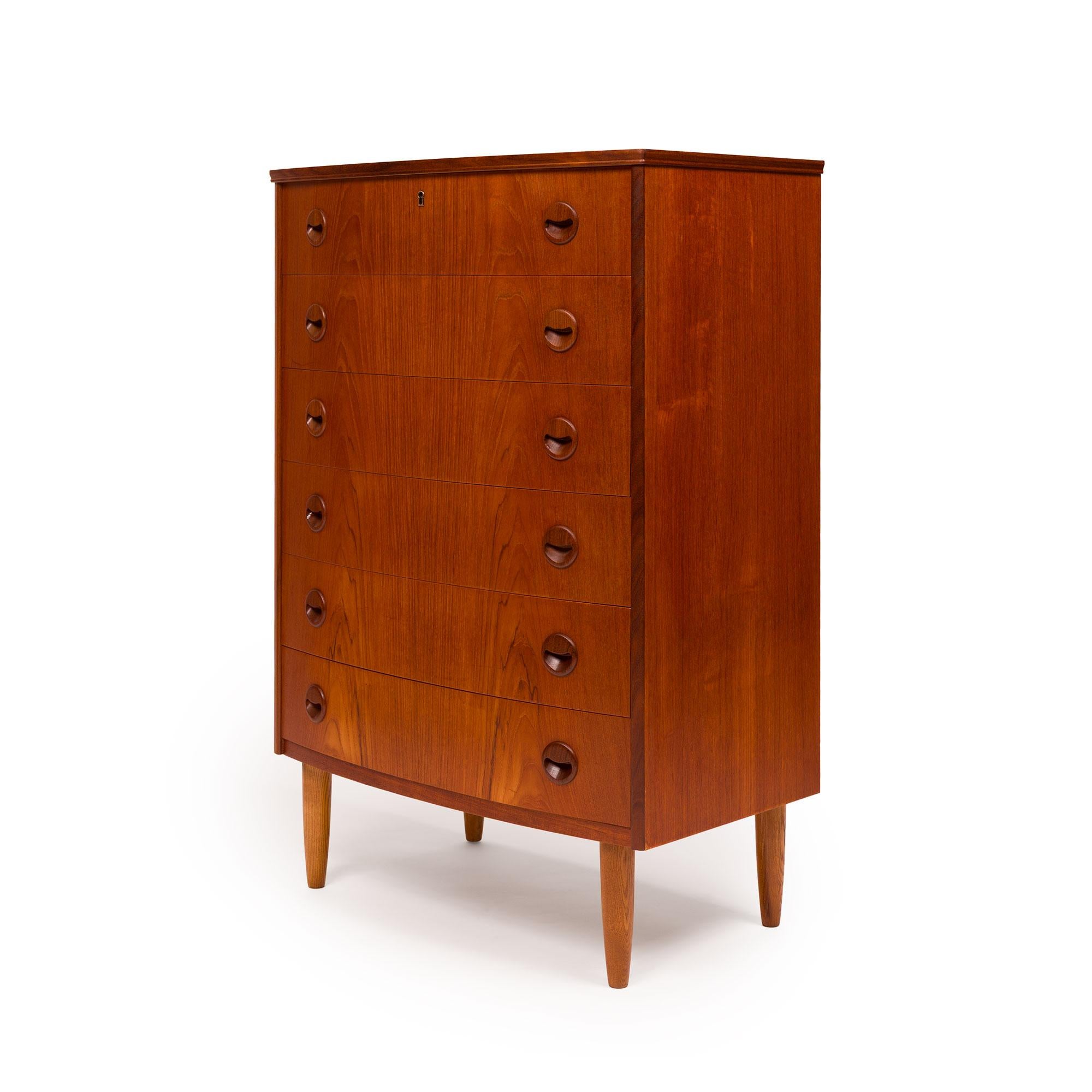 Ce superbe buffet en teck danois du milieu du siècle a été fabriqué au Danemark dans les années 1960. Cette commode comporte six tiroirs avec des poignées de teck sculptées et des détails de grain de bois exquis. Récemment importé du Danemark, ce