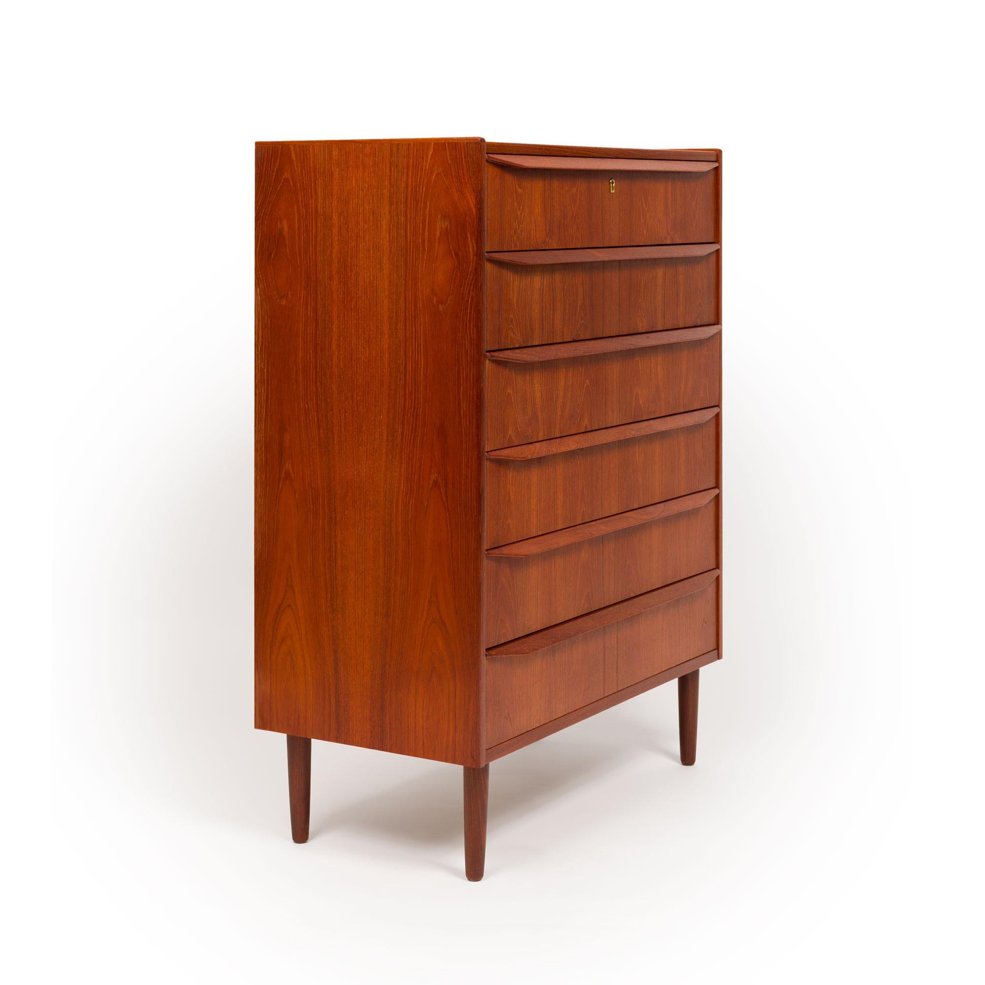Mid-Century moderno Cassettone danese d'epoca a sei cassetti in teak 1960s in vendita