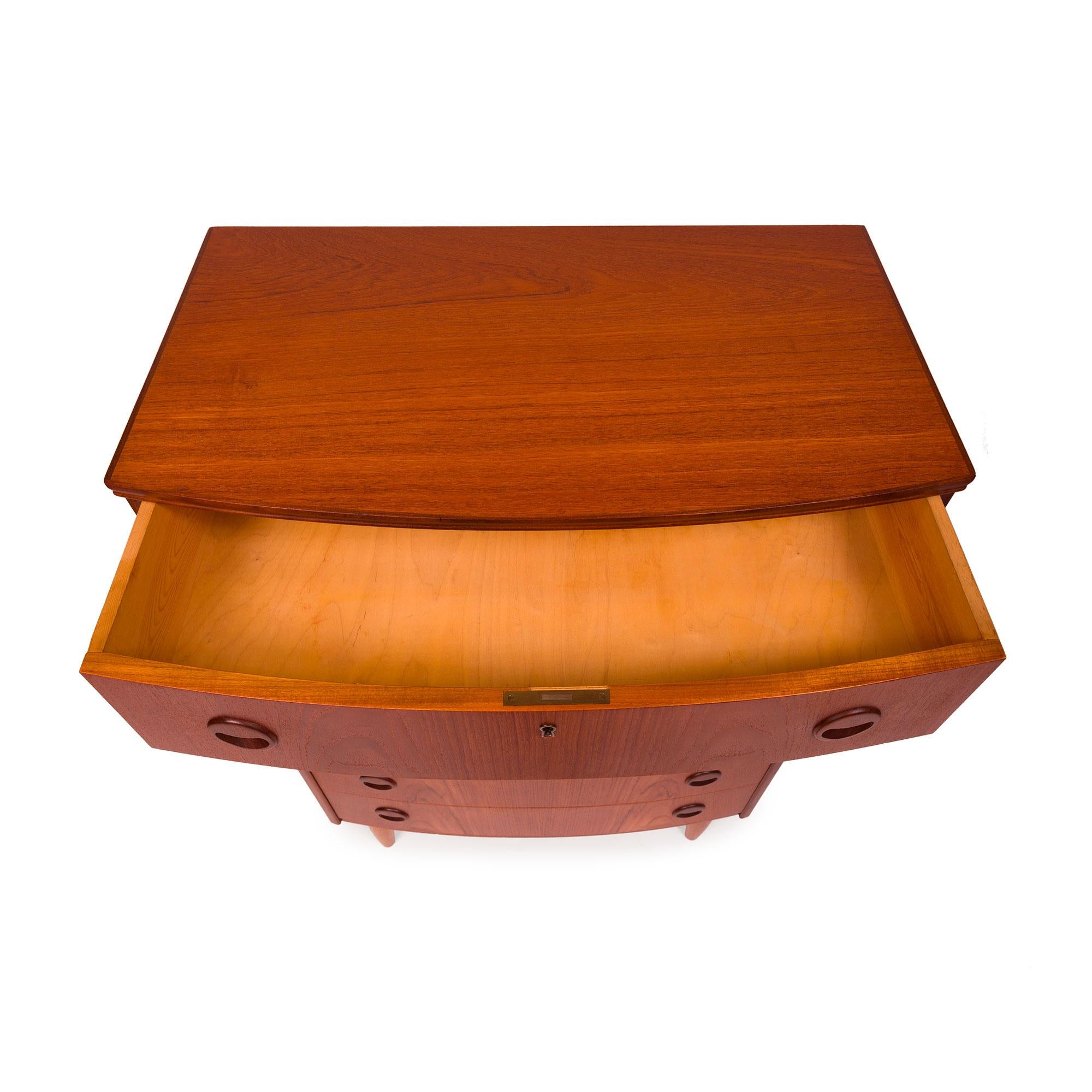 20ième siècle Vintage Danish Mid-Century Tallboy Dresser à six tiroirs en teck 1960s en vente