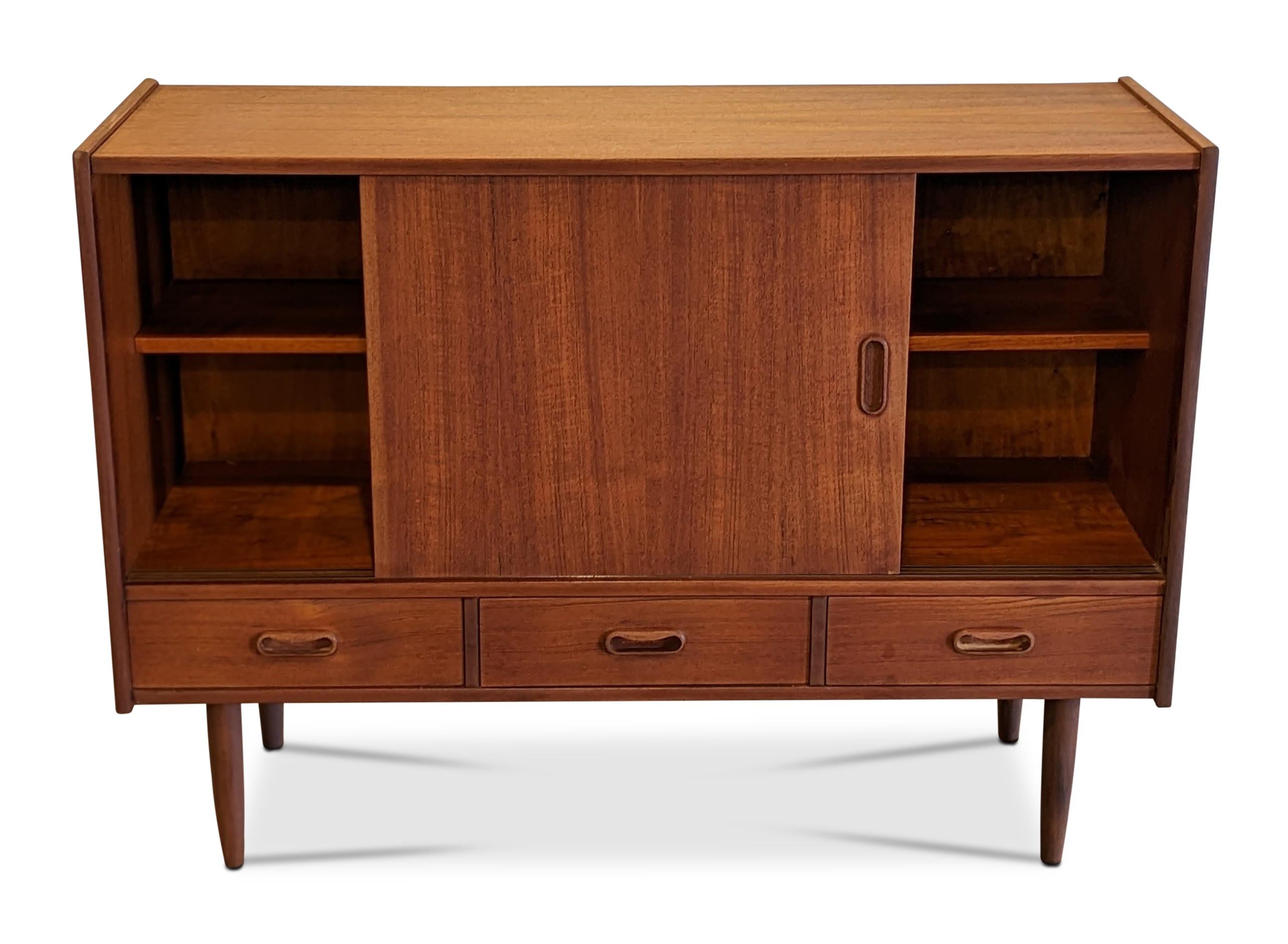 Vintage Danish Midcentury Small Teak Sideboard, 042355 In Good Condition In Jersey City, NJ